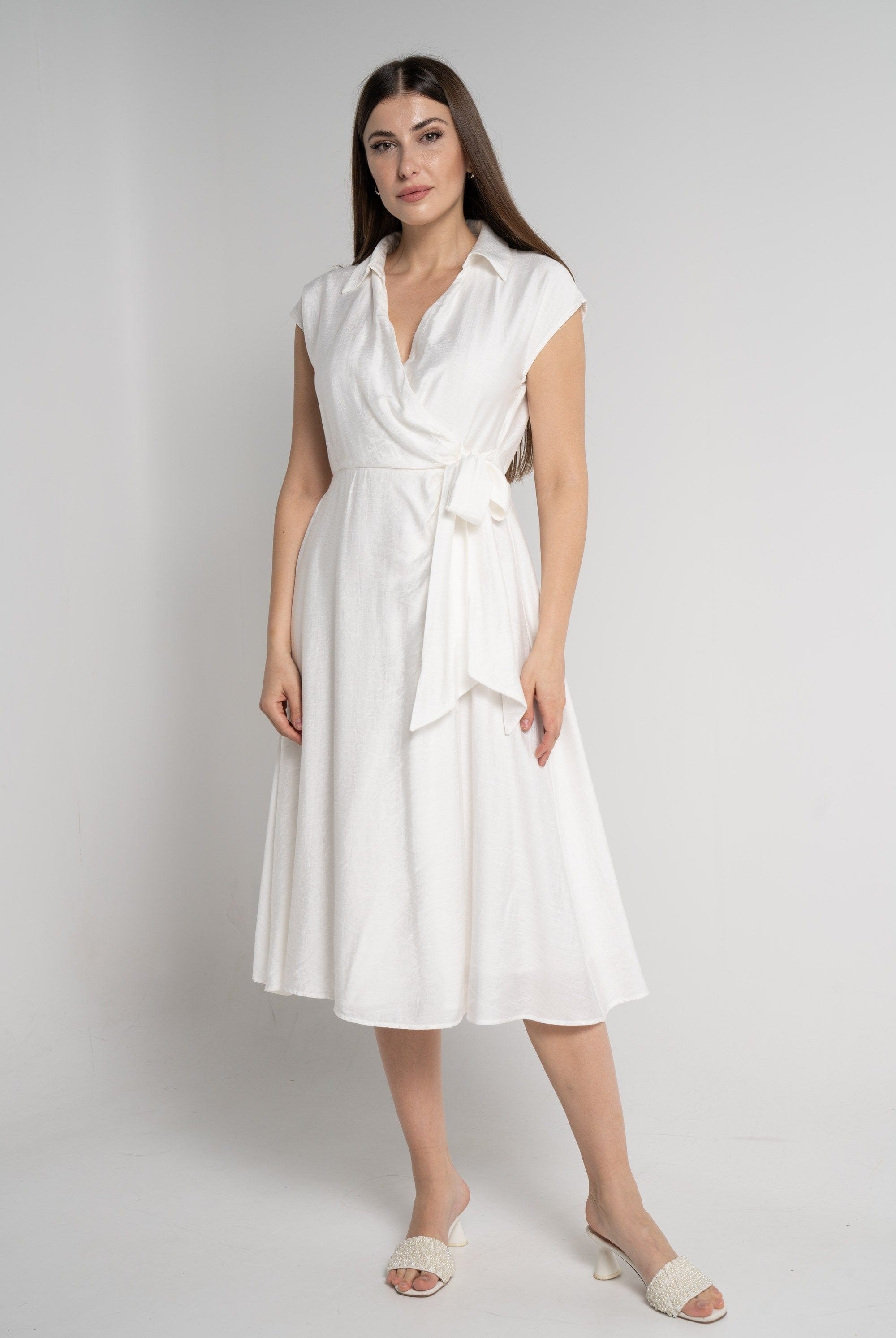 ميكا فستان ميدي بأكمام قصيرة بفتحة صدر عميقة