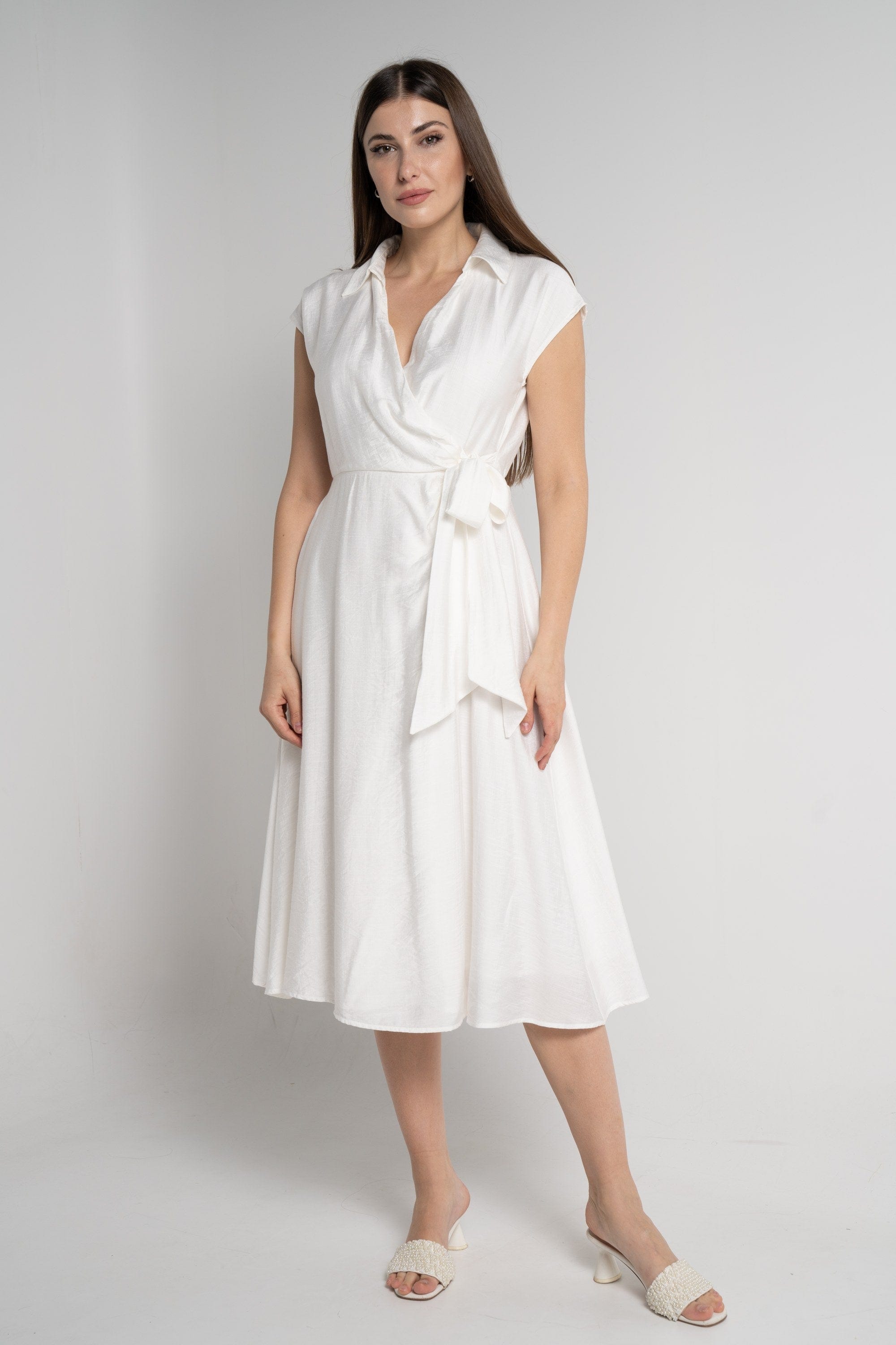 ميكا فستان ميدي بأكمام قصيرة بفتحة صدر عميقة