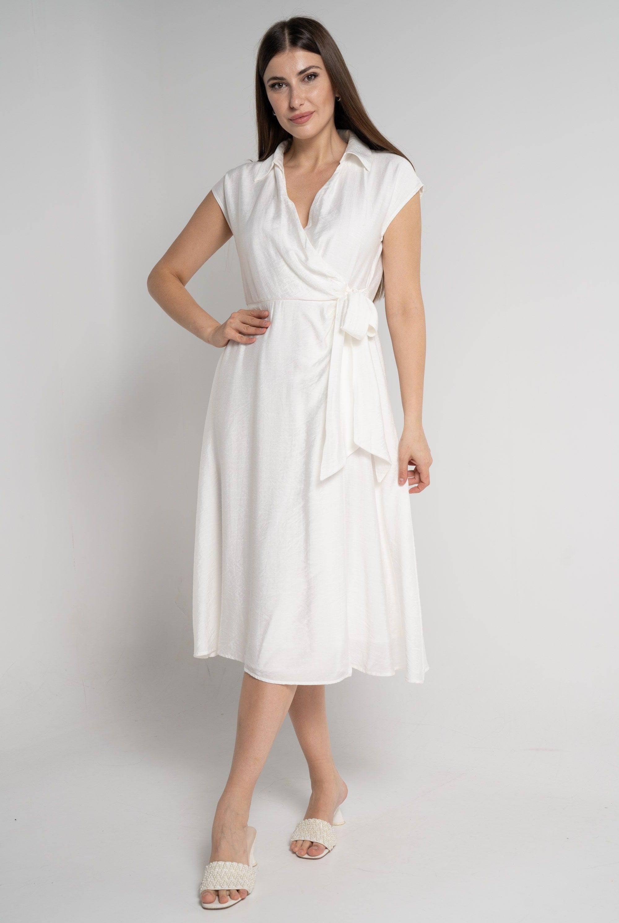 ميكا فستان ميدي بأكمام قصيرة بفتحة صدر عميقة