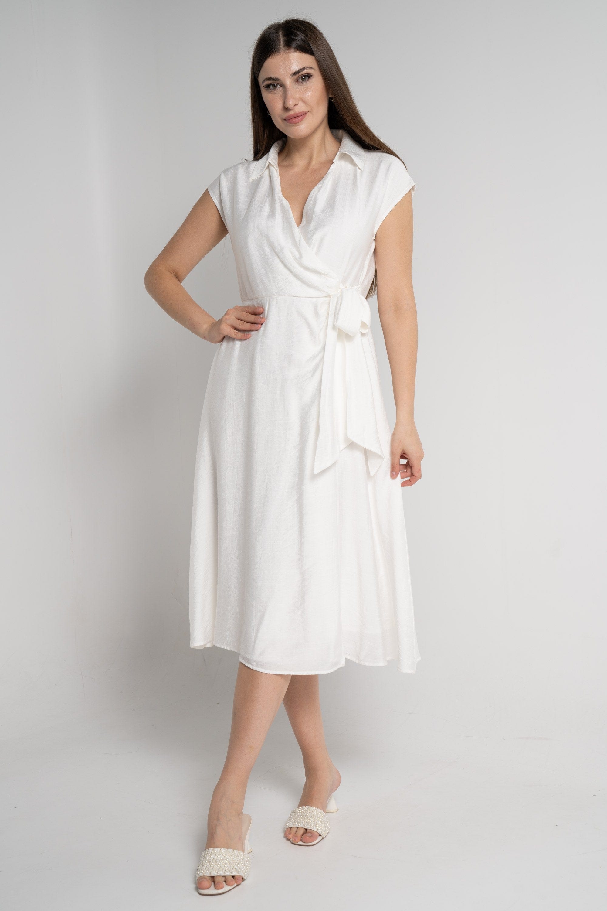 ميكا فستان ميدي بأكمام قصيرة بفتحة صدر عميقة