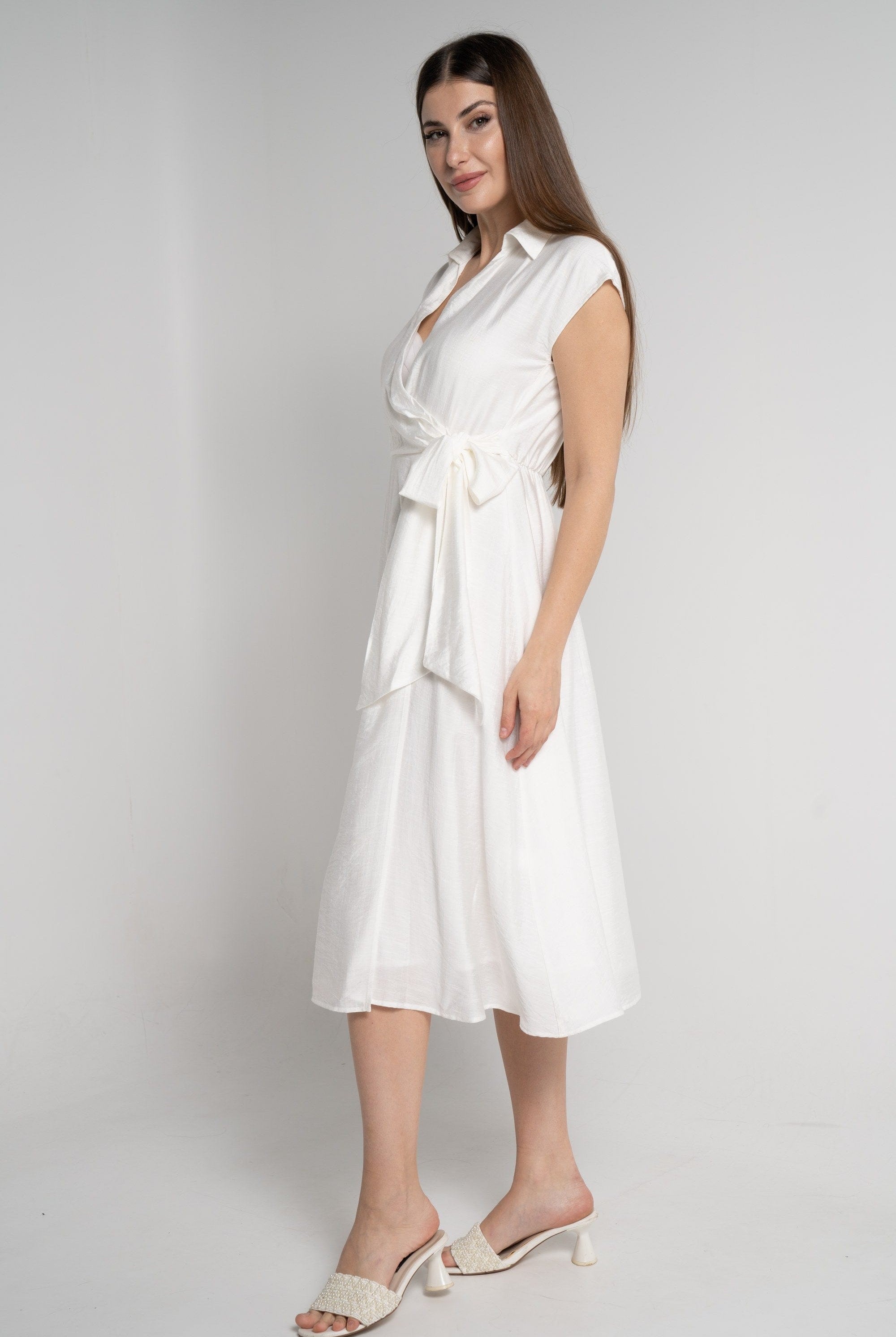 ميكا فستان ميدي بأكمام قصيرة بفتحة صدر عميقة