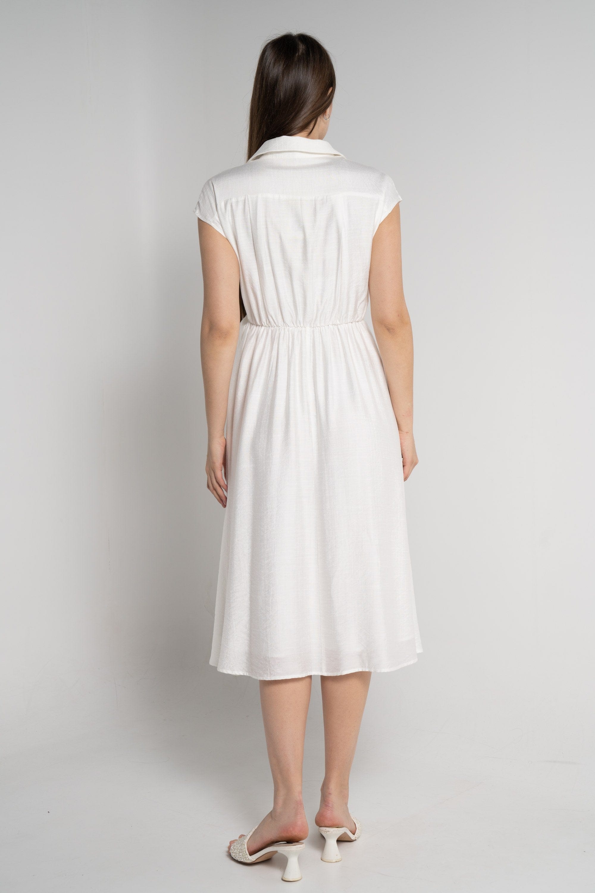 ميكا فستان ميدي بأكمام قصيرة بفتحة صدر عميقة