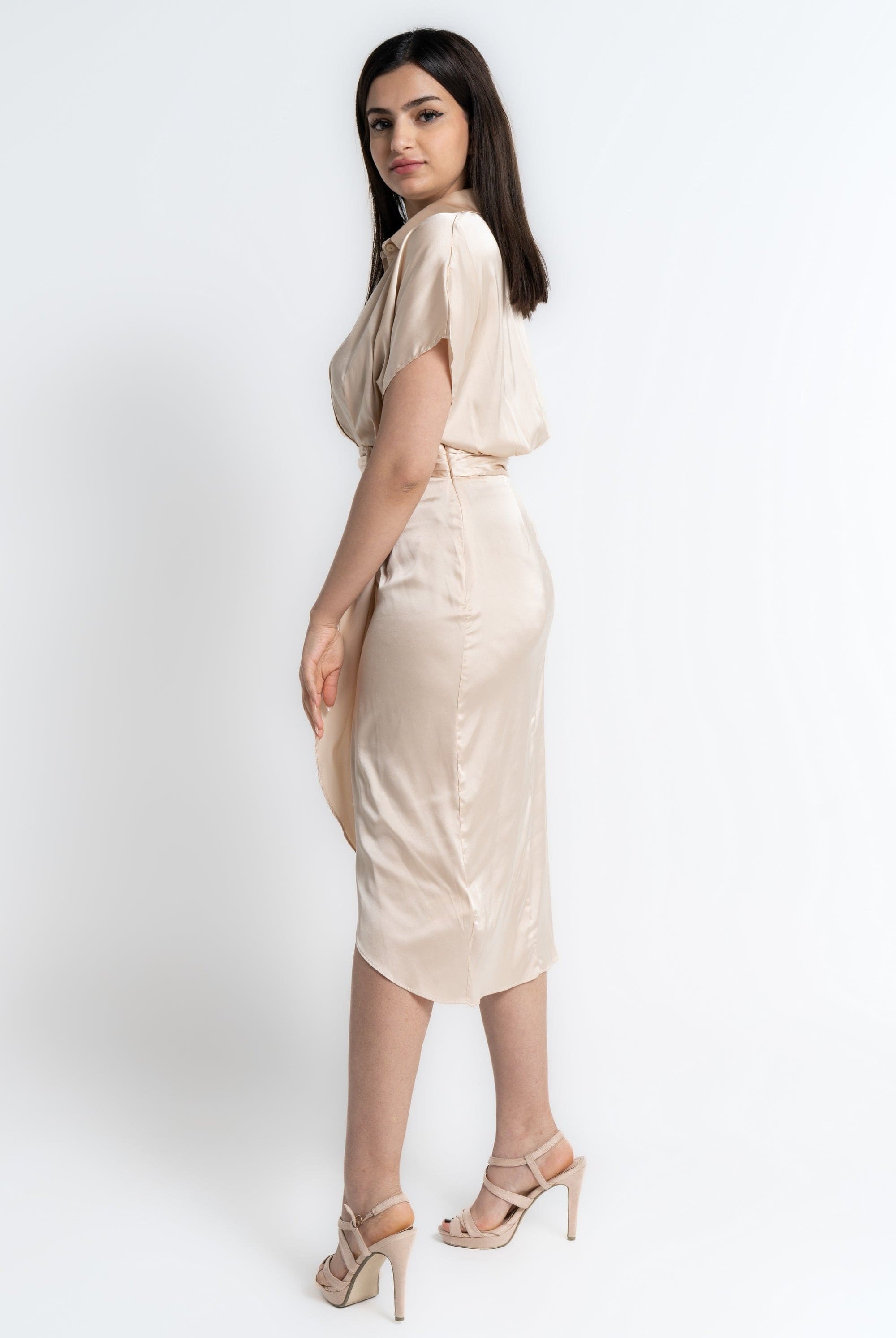 ميكا فستان ميدي بأكمام قصيرة لف بأزرار على الصدر