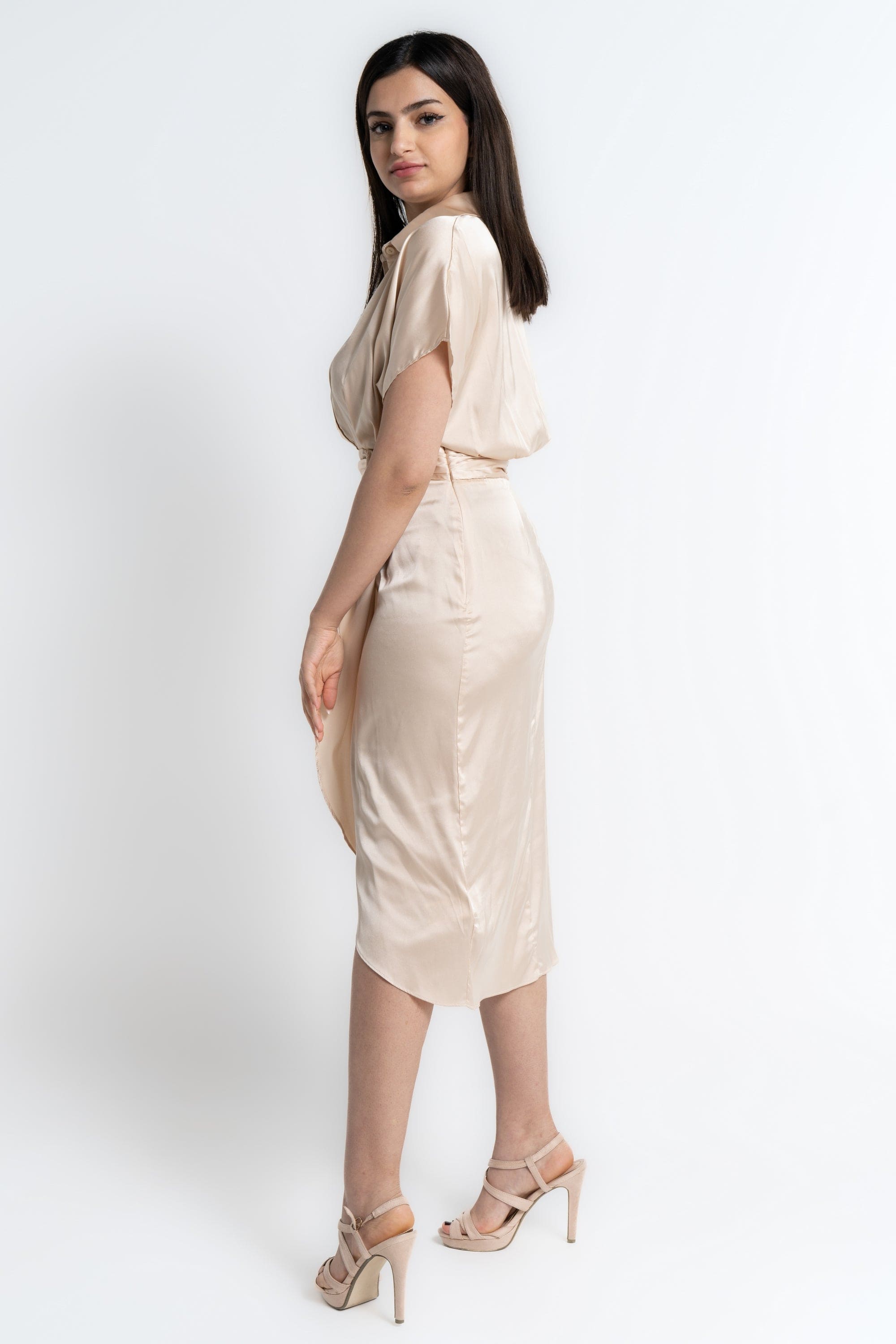 ميكا فستان ميدي بأكمام قصيرة لف بأزرار على الصدر