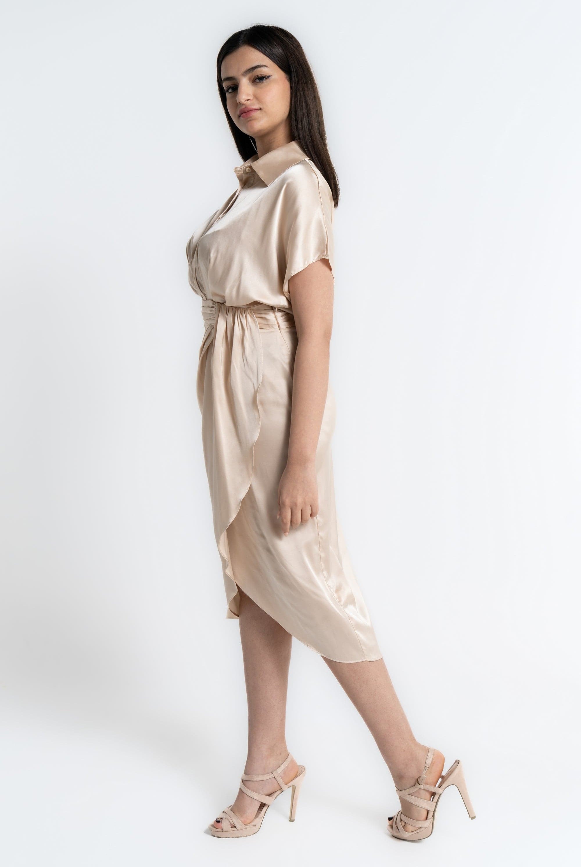 ميكا فستان ميدي بأكمام قصيرة لف بأزرار على الصدر