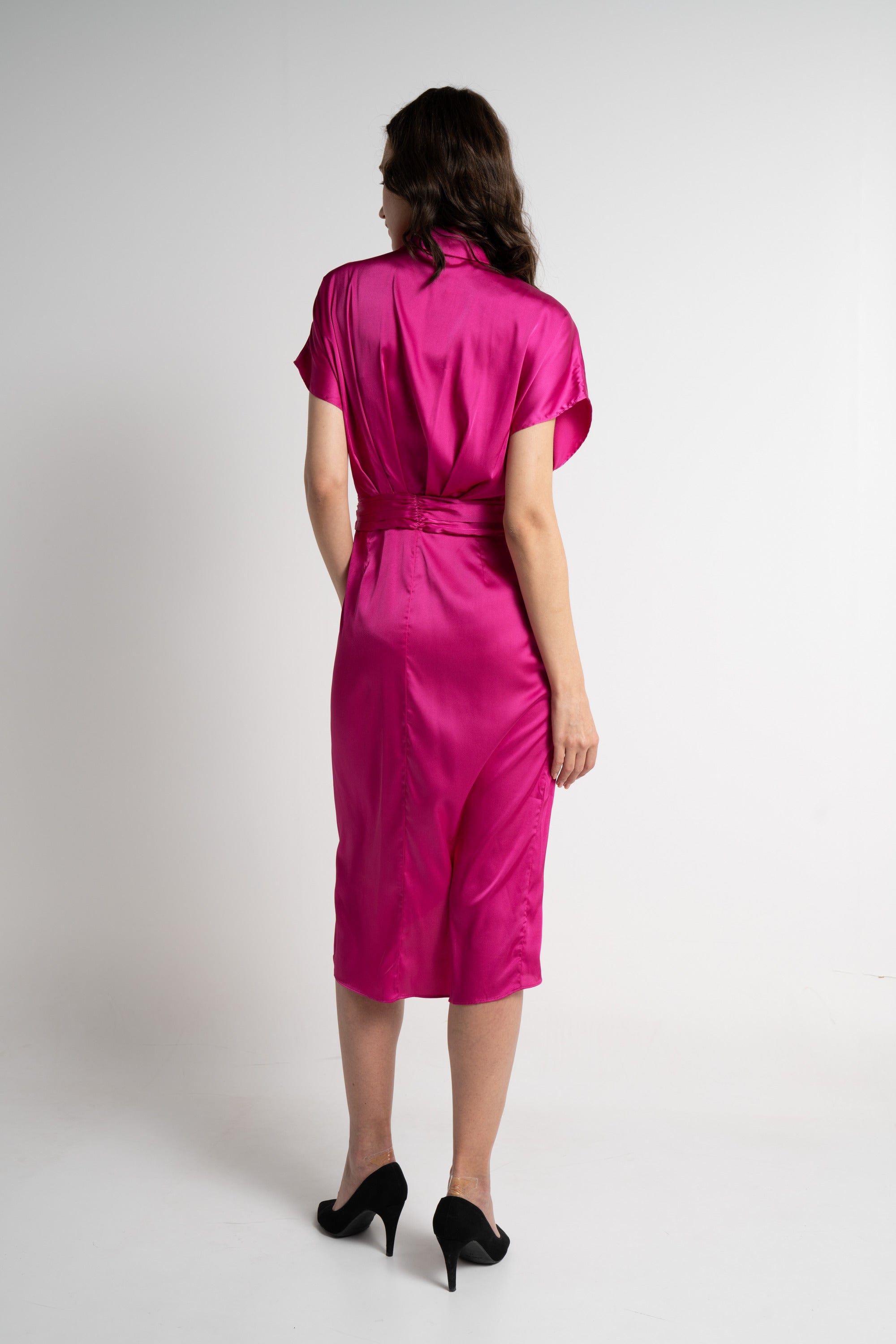 ميكا فستان ميدي بأكمام قصيرة لف بأزرار على الصدر