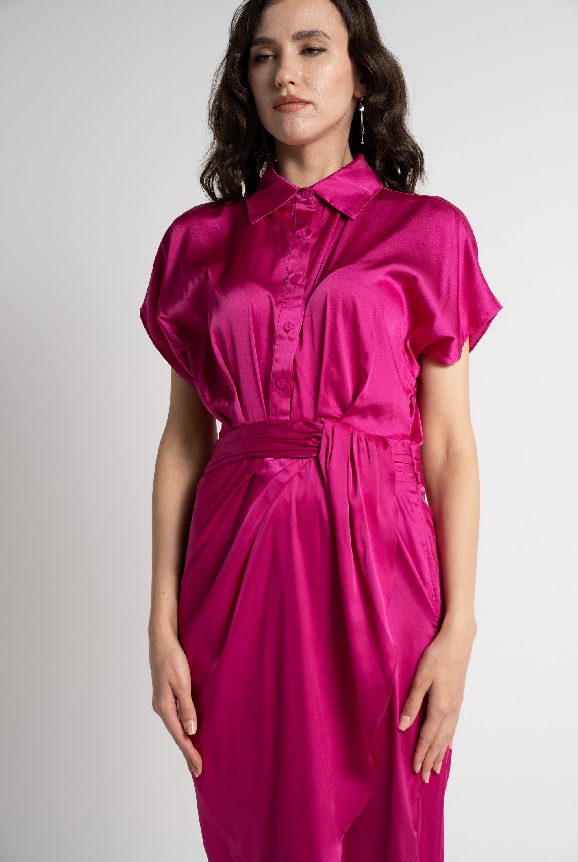 ميكا فستان ميدي بأكمام قصيرة لف بأزرار على الصدر