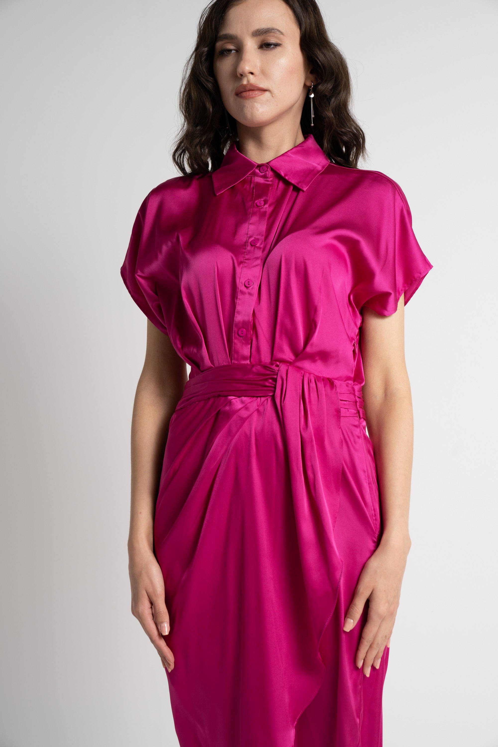 ميكا فستان ميدي بأكمام قصيرة لف بأزرار على الصدر