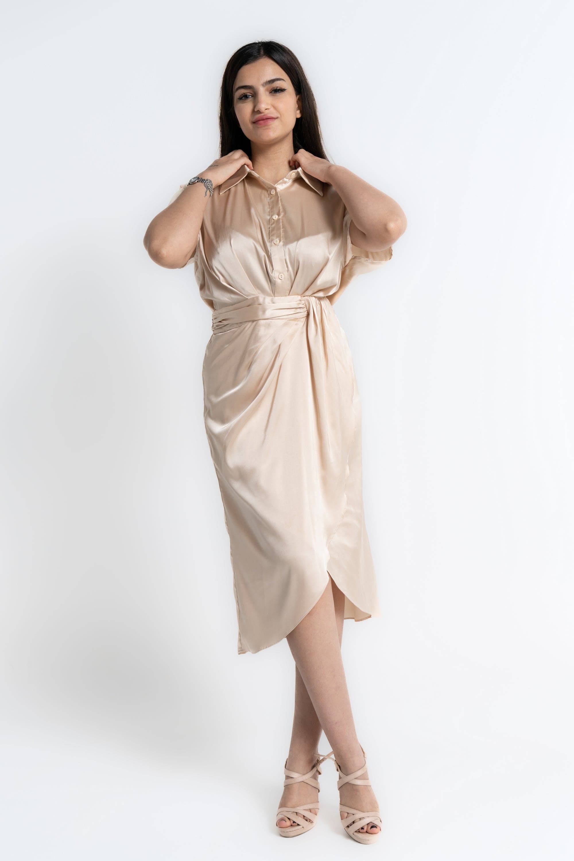 ميكا فستان ميدي بأكمام قصيرة لف بأزرار على الصدر