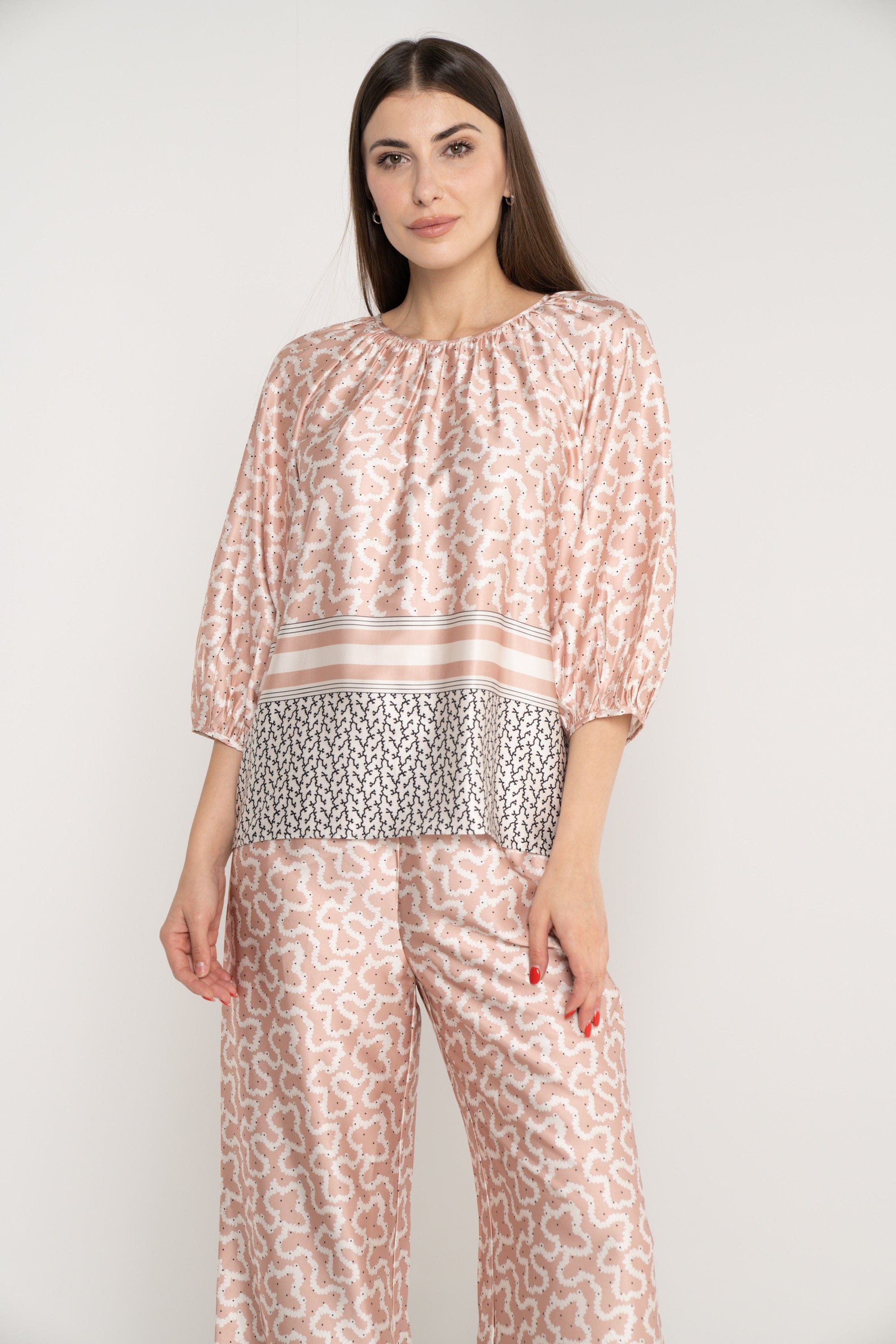 ميكا بلوزة منقوشة بفتحة دائرية 3/4 كم نسائي