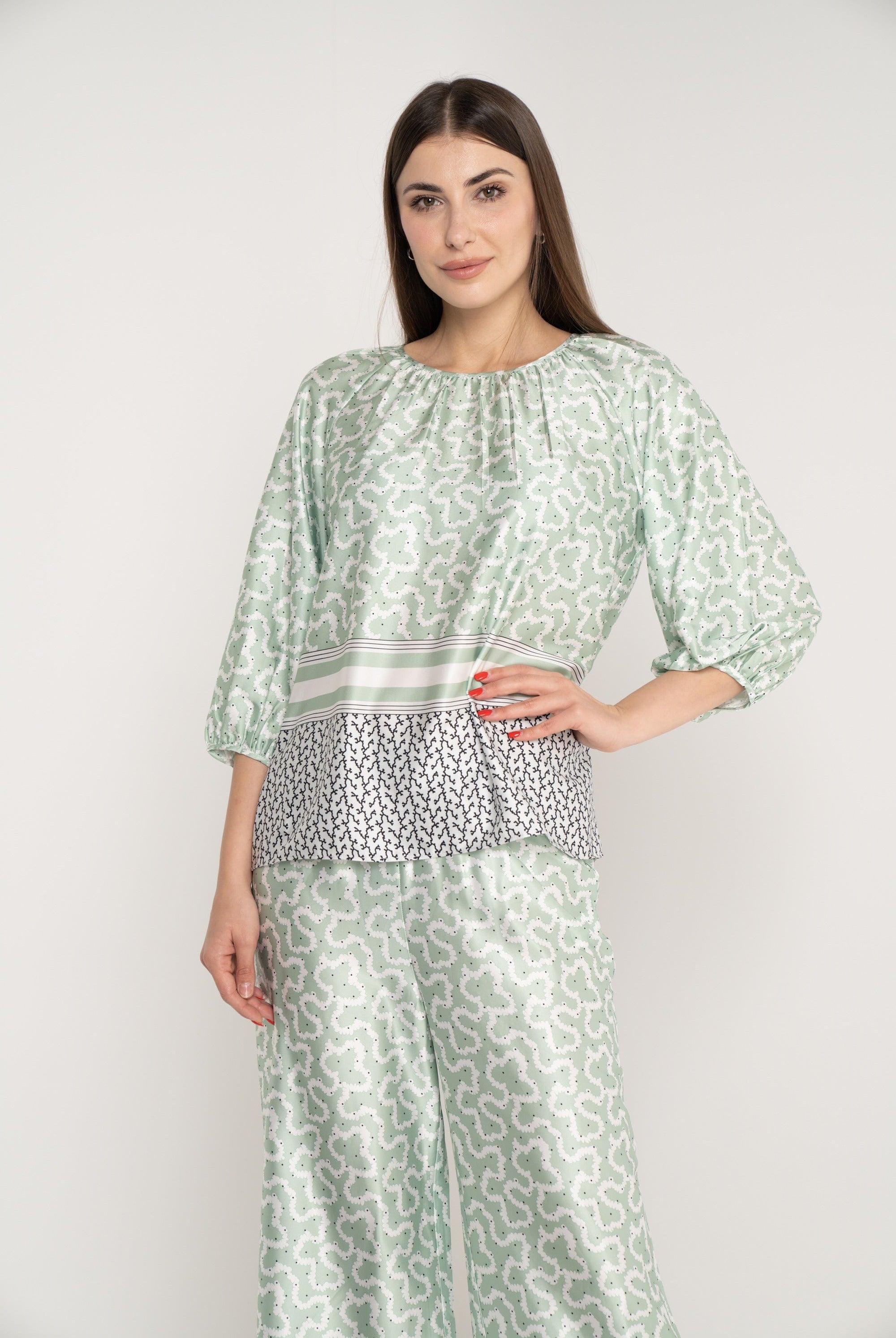 ميكا بلوزة منقوشة بفتحة دائرية 3/4 كم نسائي