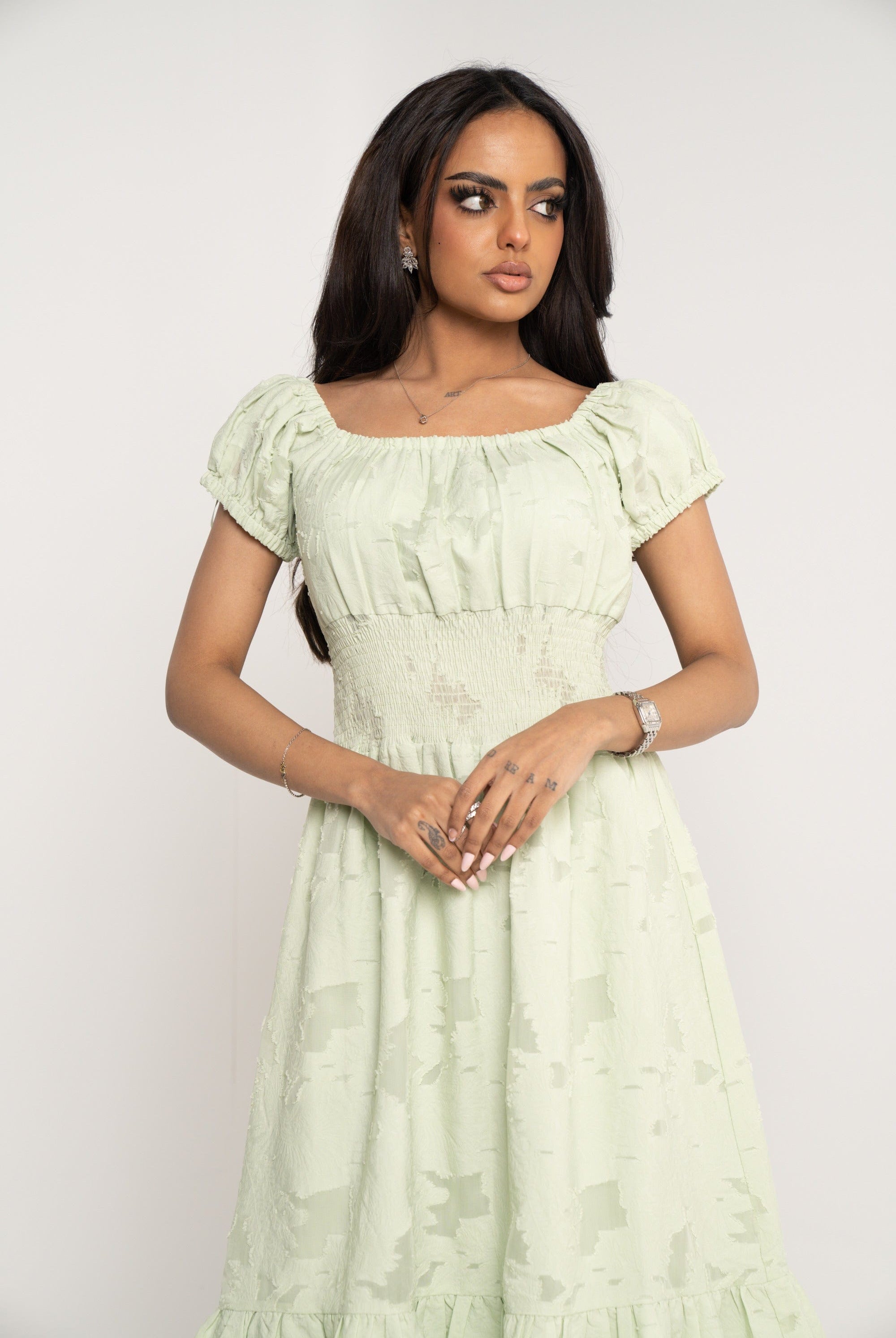 ميكا فستان ميدي مخصر كم قصير بفتحة رقبة دائرية