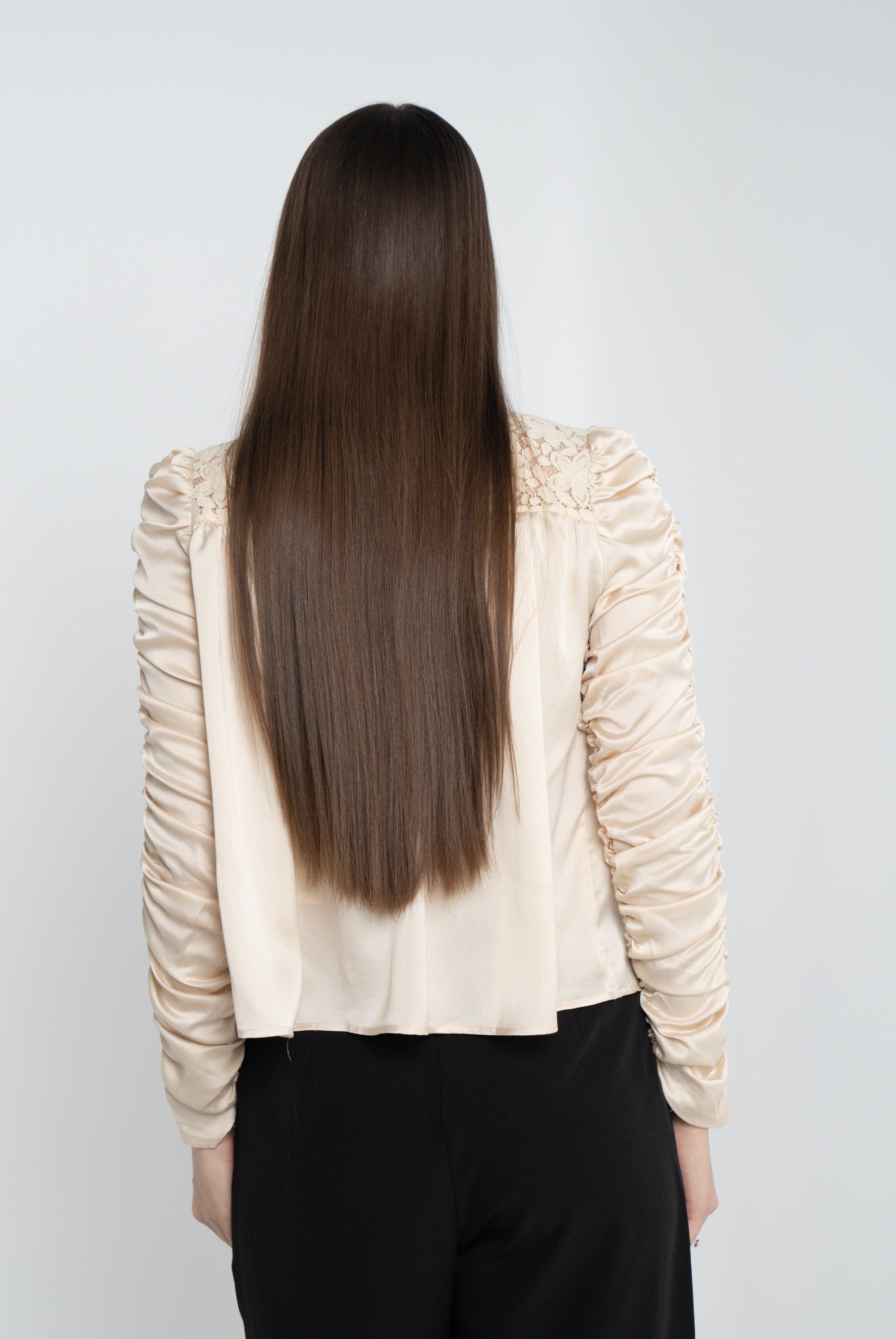 ميكا بلوزة سادة كم طويل مكشكش برباط على الصدر