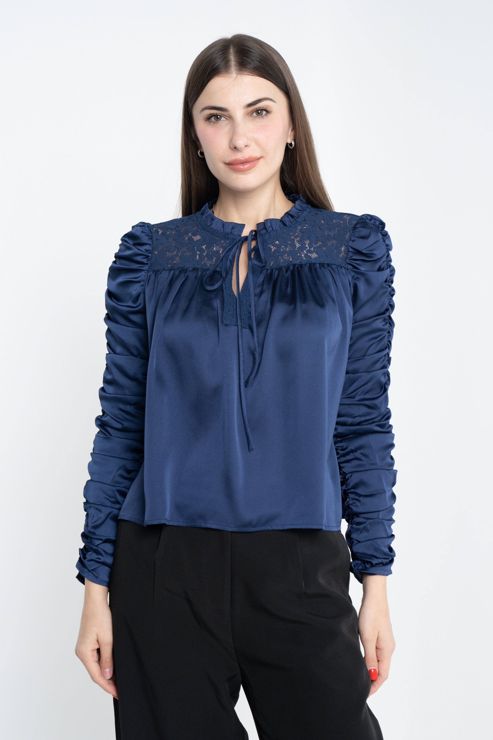 ميكا بلوزة سادة كم طويل مكشكش برباط على الصدر