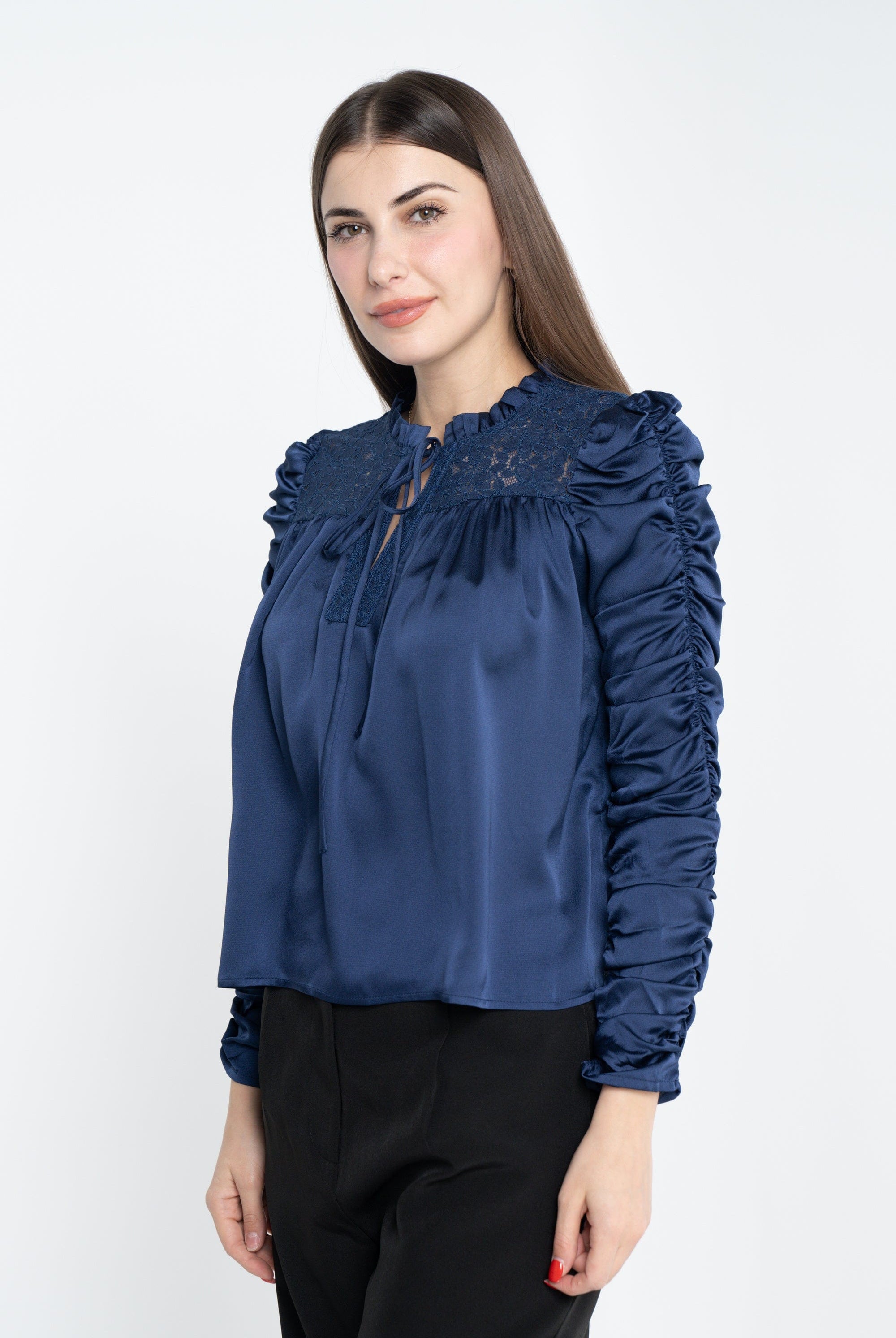 ميكا بلوزة سادة كم طويل مكشكش برباط على الصدر