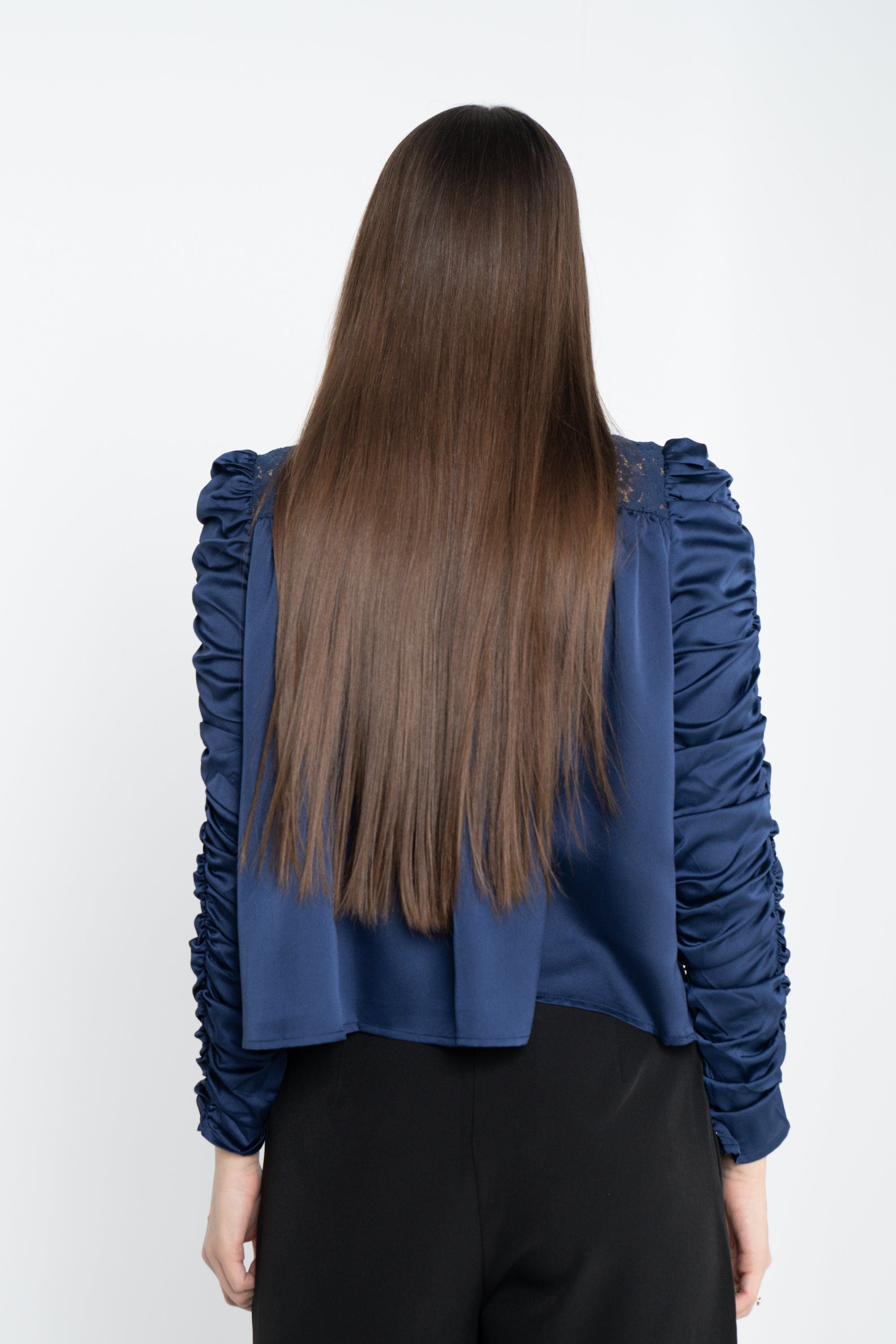 ميكا بلوزة سادة كم طويل مكشكش برباط على الصدر