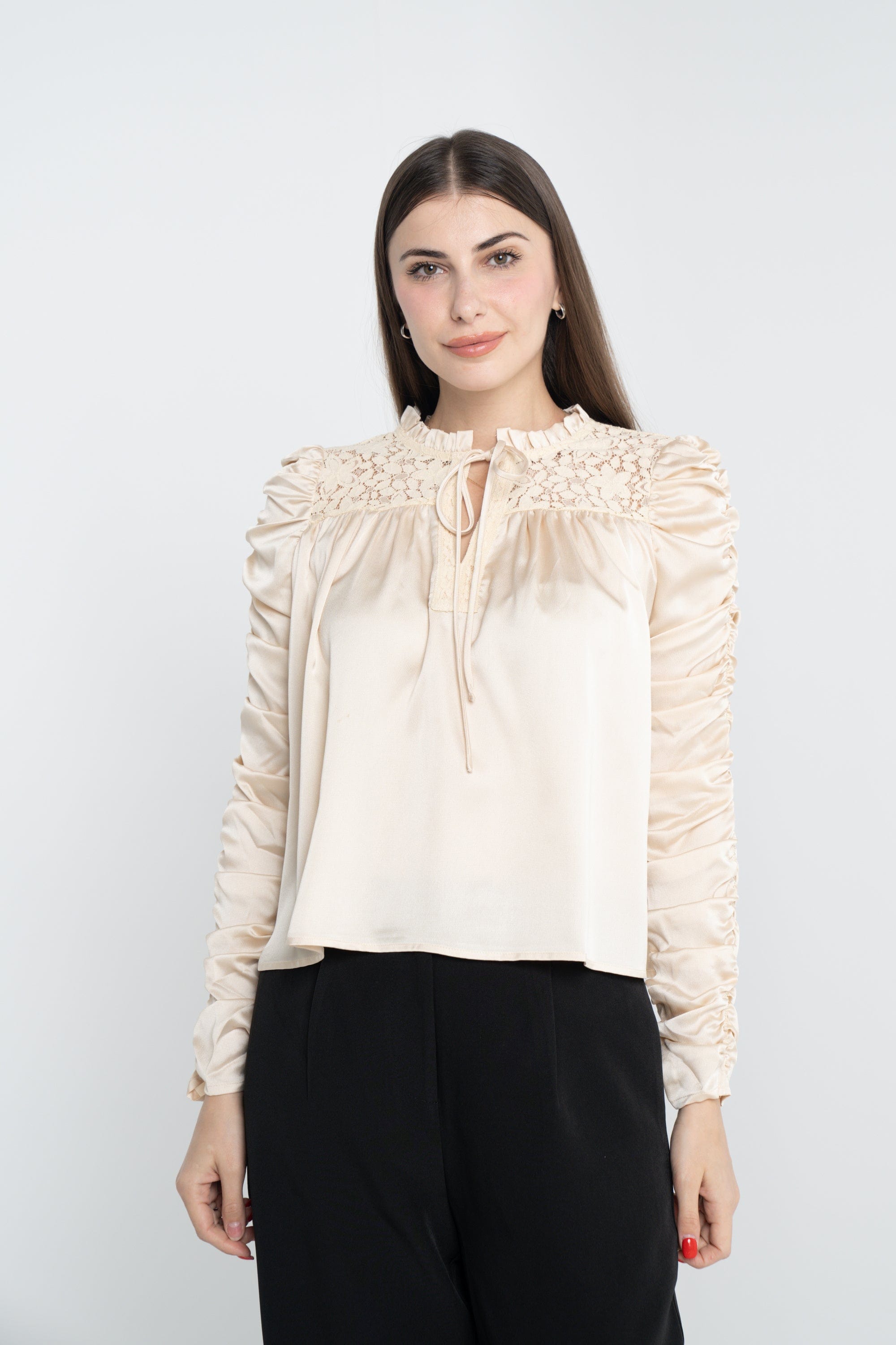 ميكا بلوزة سادة كم طويل مكشكش برباط على الصدر