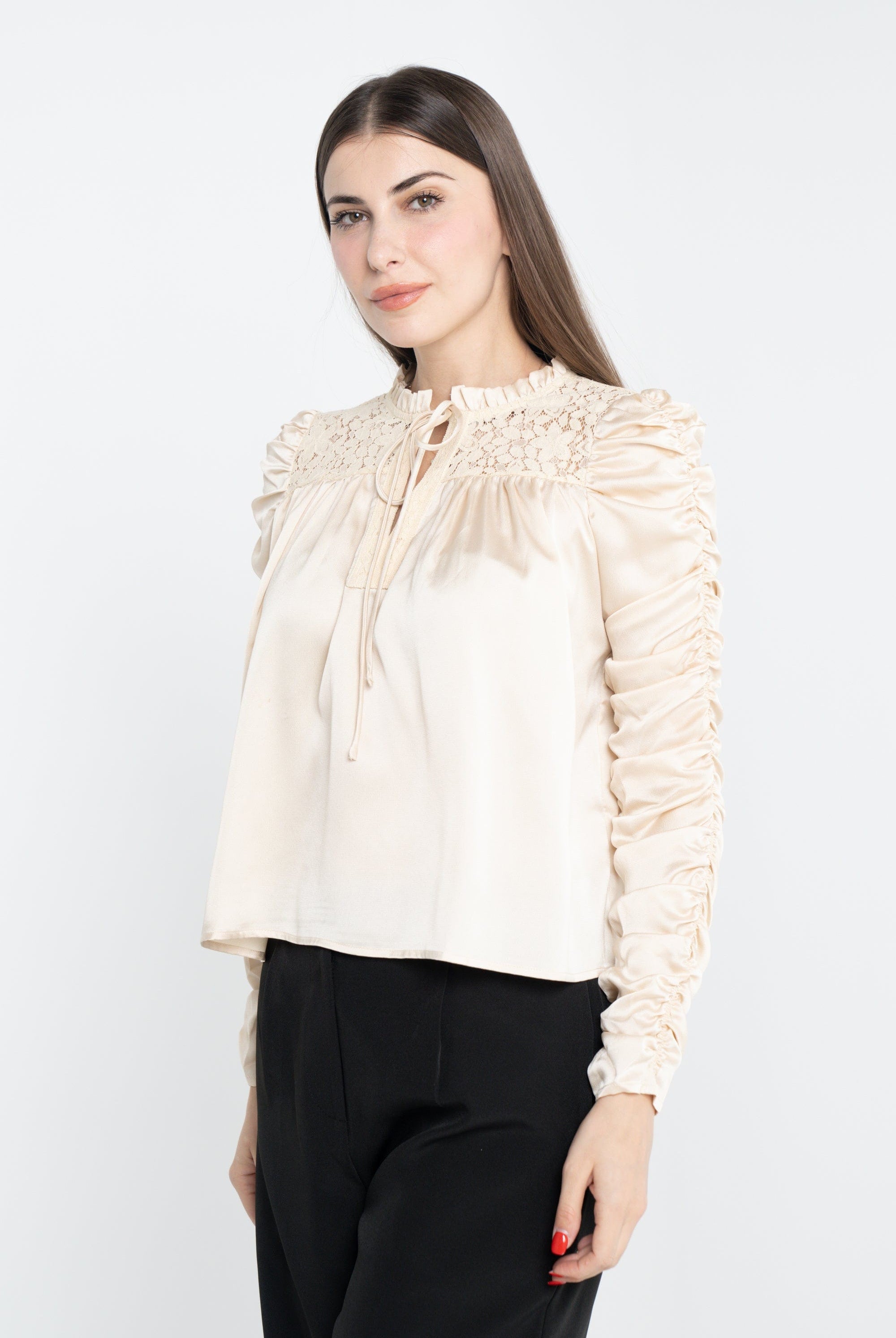 ميكا بلوزة سادة كم طويل مكشكش برباط على الصدر