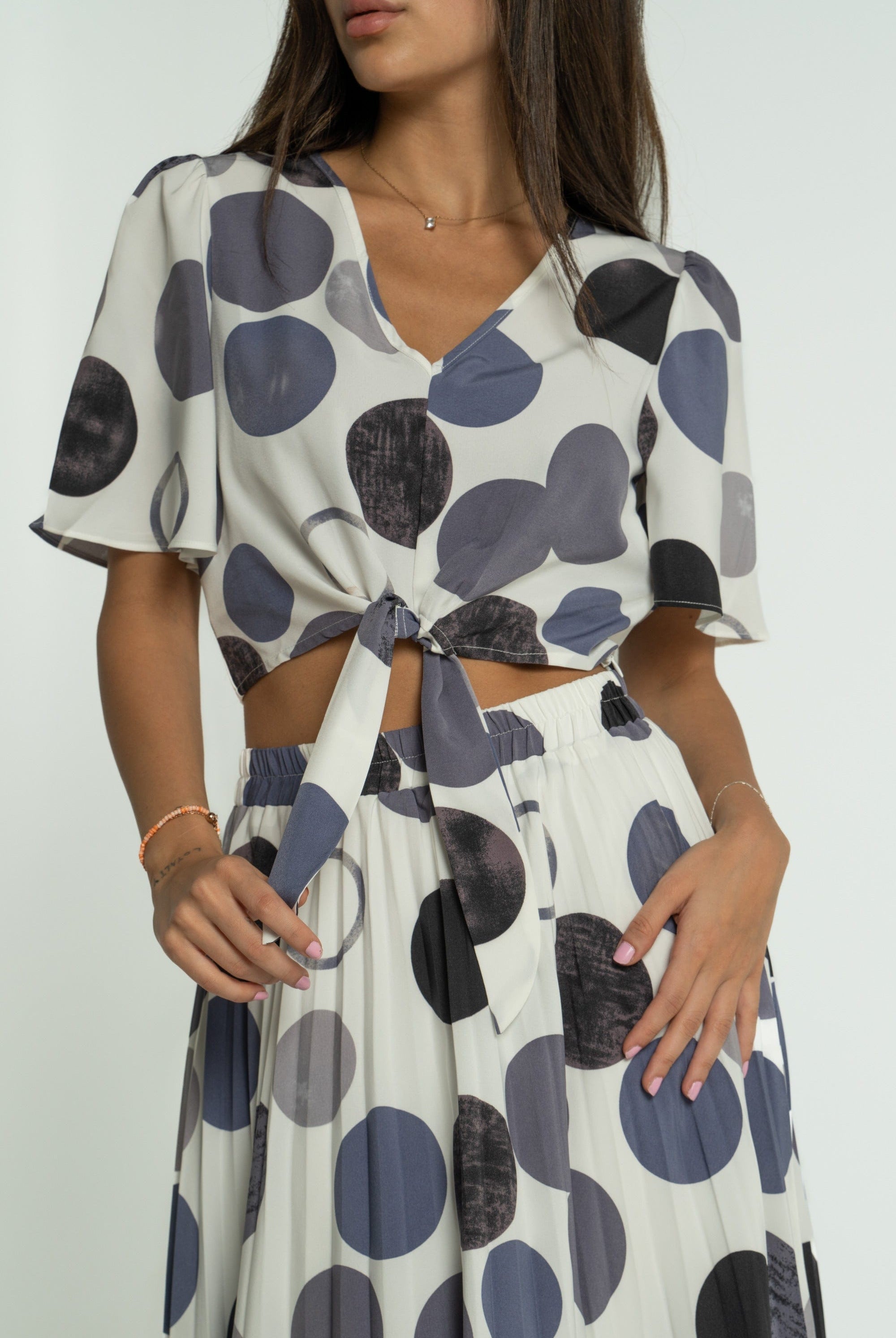 ميكا بلوزة قصيرة بنمط منقط بأكمام قصيرة