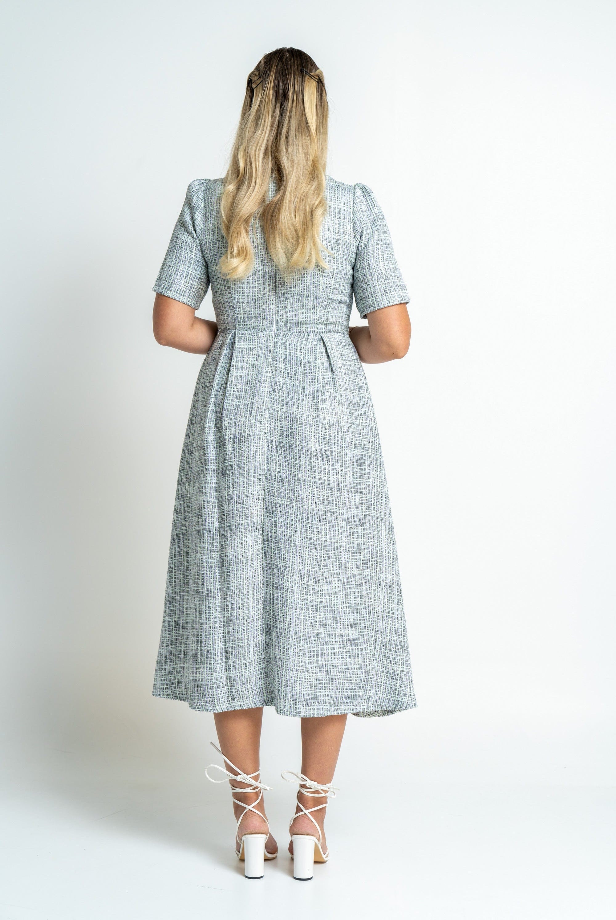 ميكا فستان ميدي بأكمام قصيرة بكسرات على الصدر الباستيل الأخضر