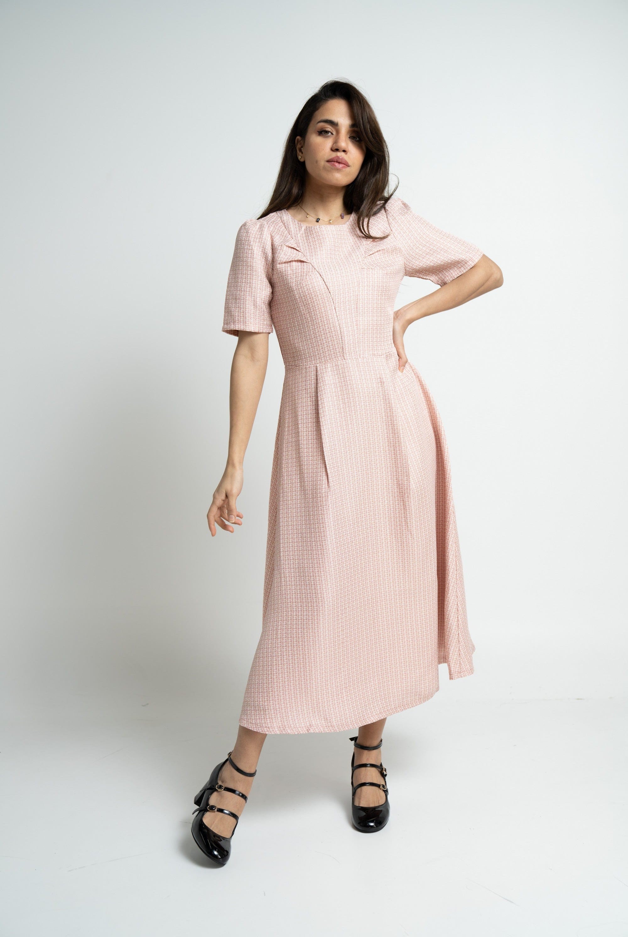 ميكا فستان نسائى ميدي بنص كم بكسرات على الخصر