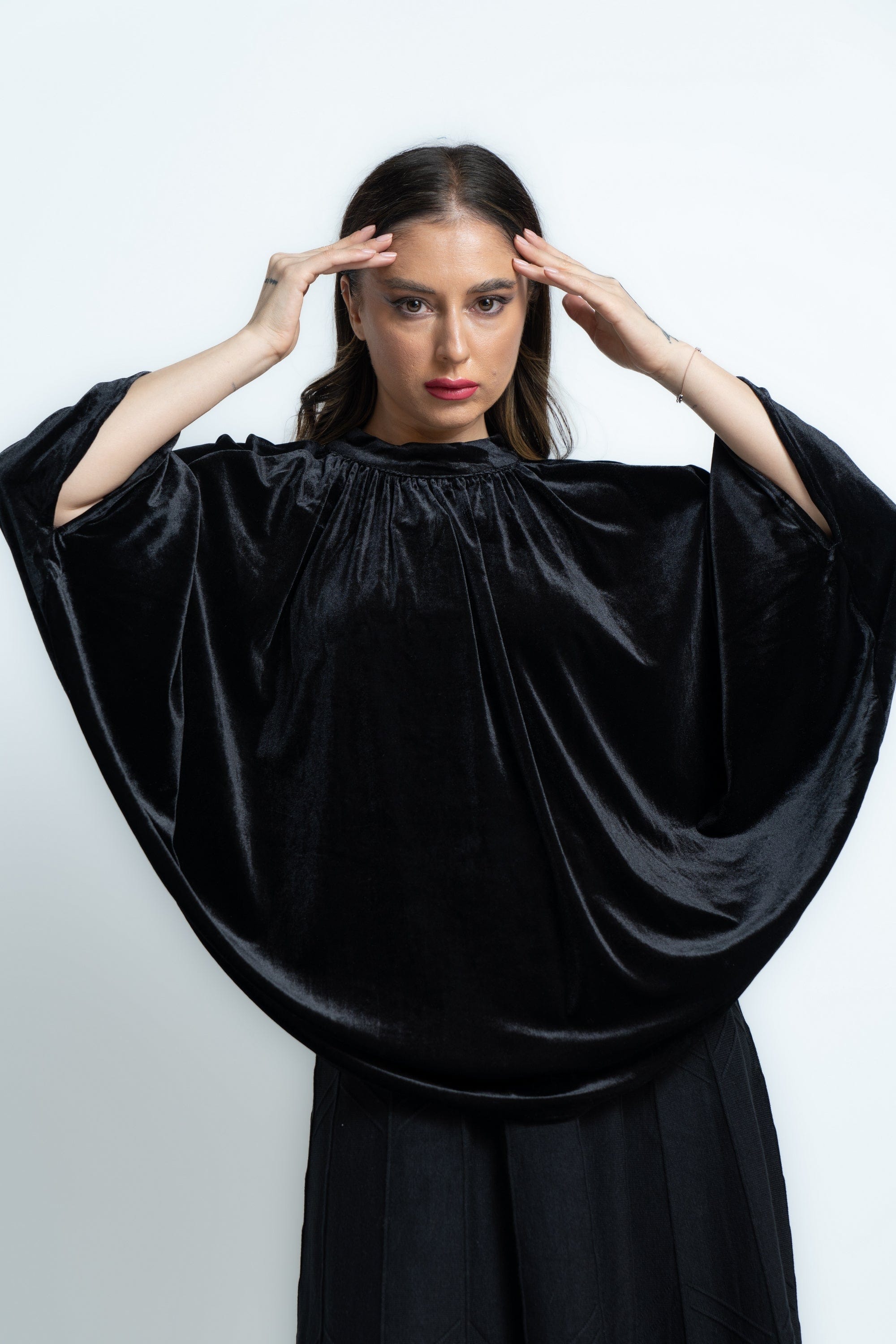 ميكا بلوزة بأكمام فراشة مخملة أسود