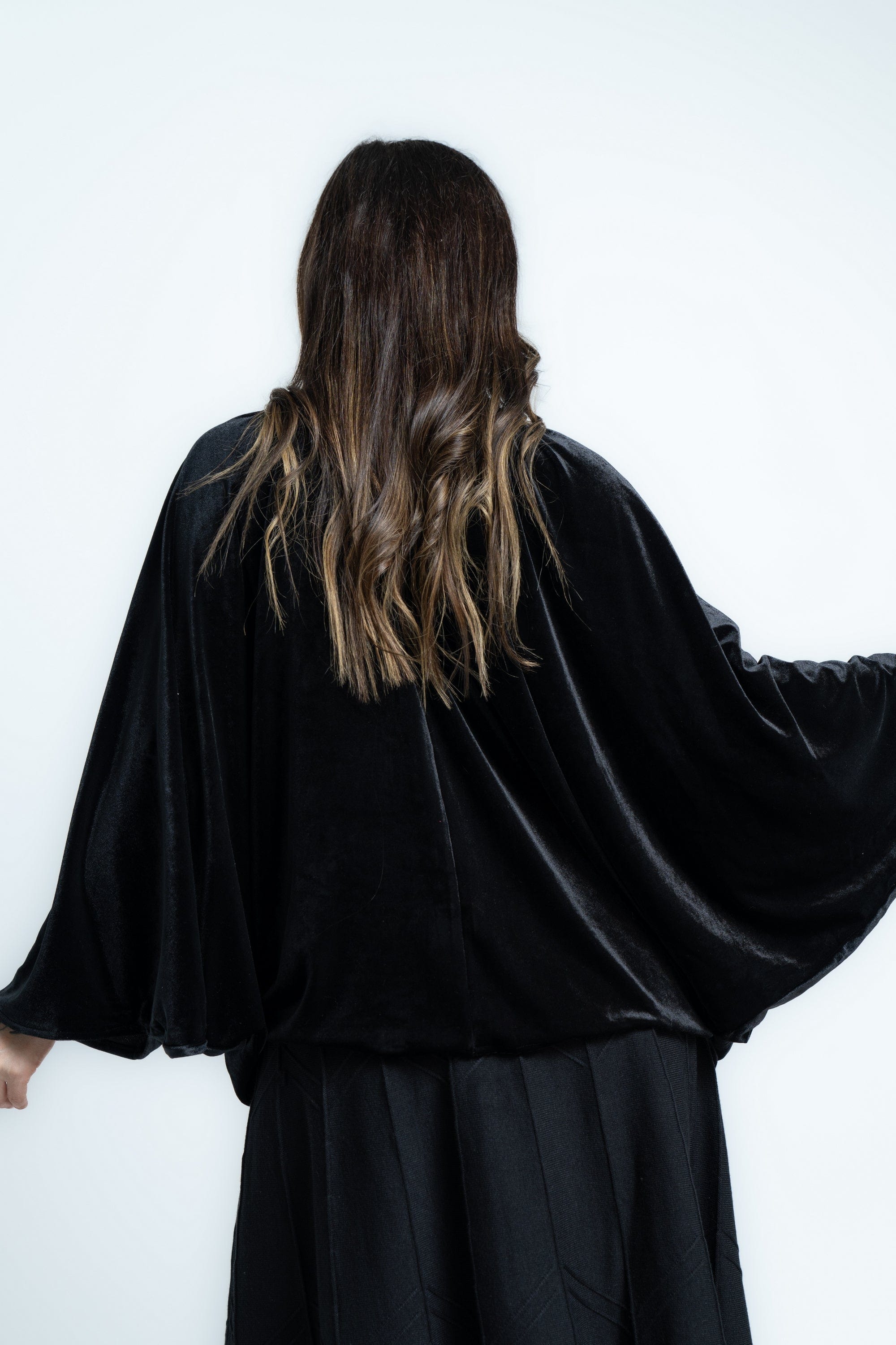 ميكا بلوزة بأكمام فراشة مخملة أسود