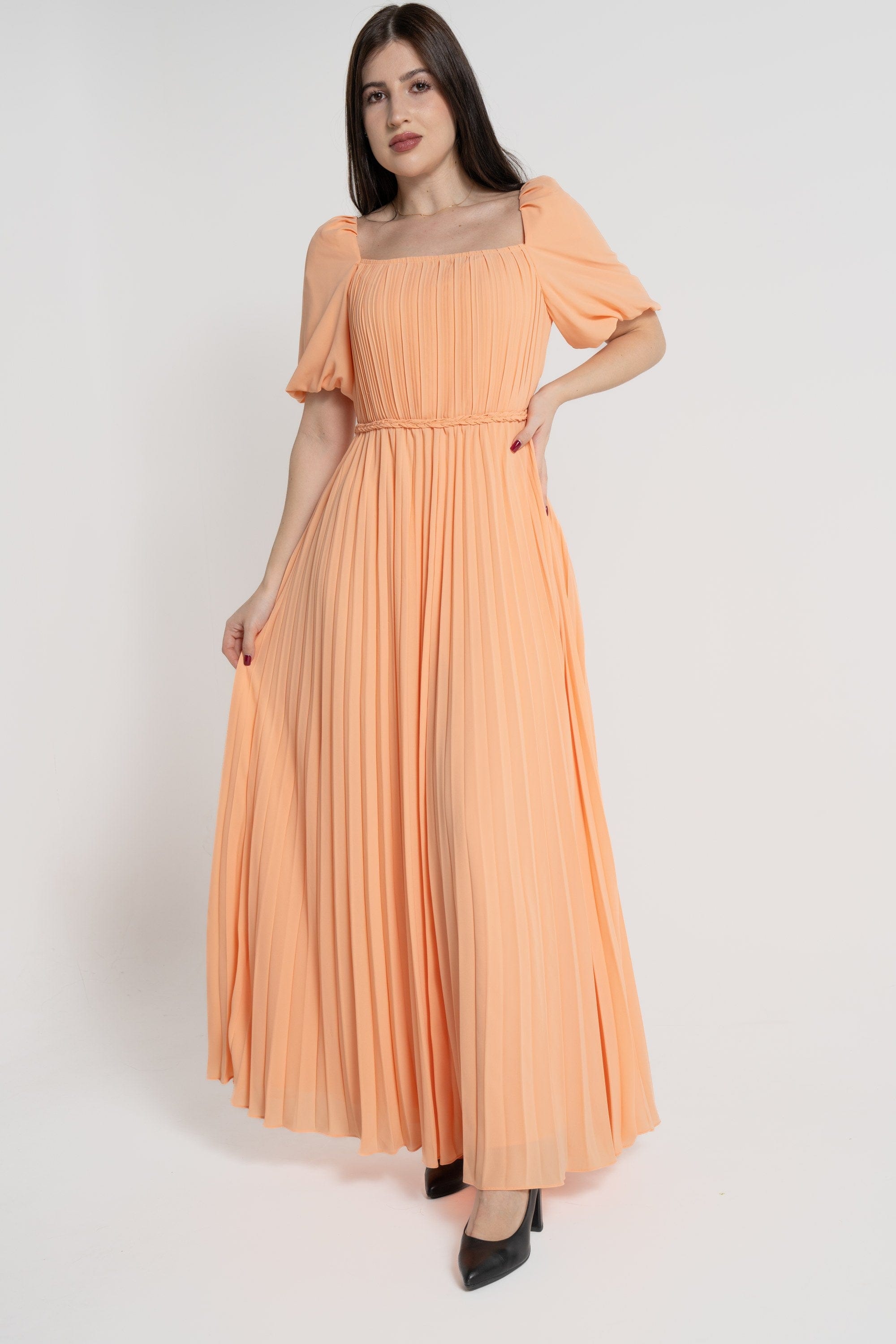 ميكا فستان ماكسي بأكمام قصيرة بليسية بفتحة صدر مربعة