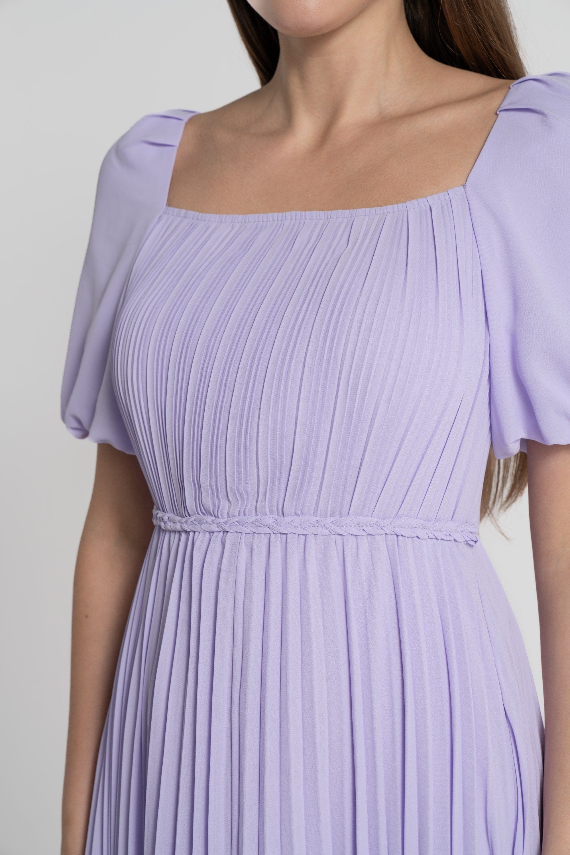 ميكا فستان ماكسي بأكمام قصيرة بليسية بفتحة صدر مربعة