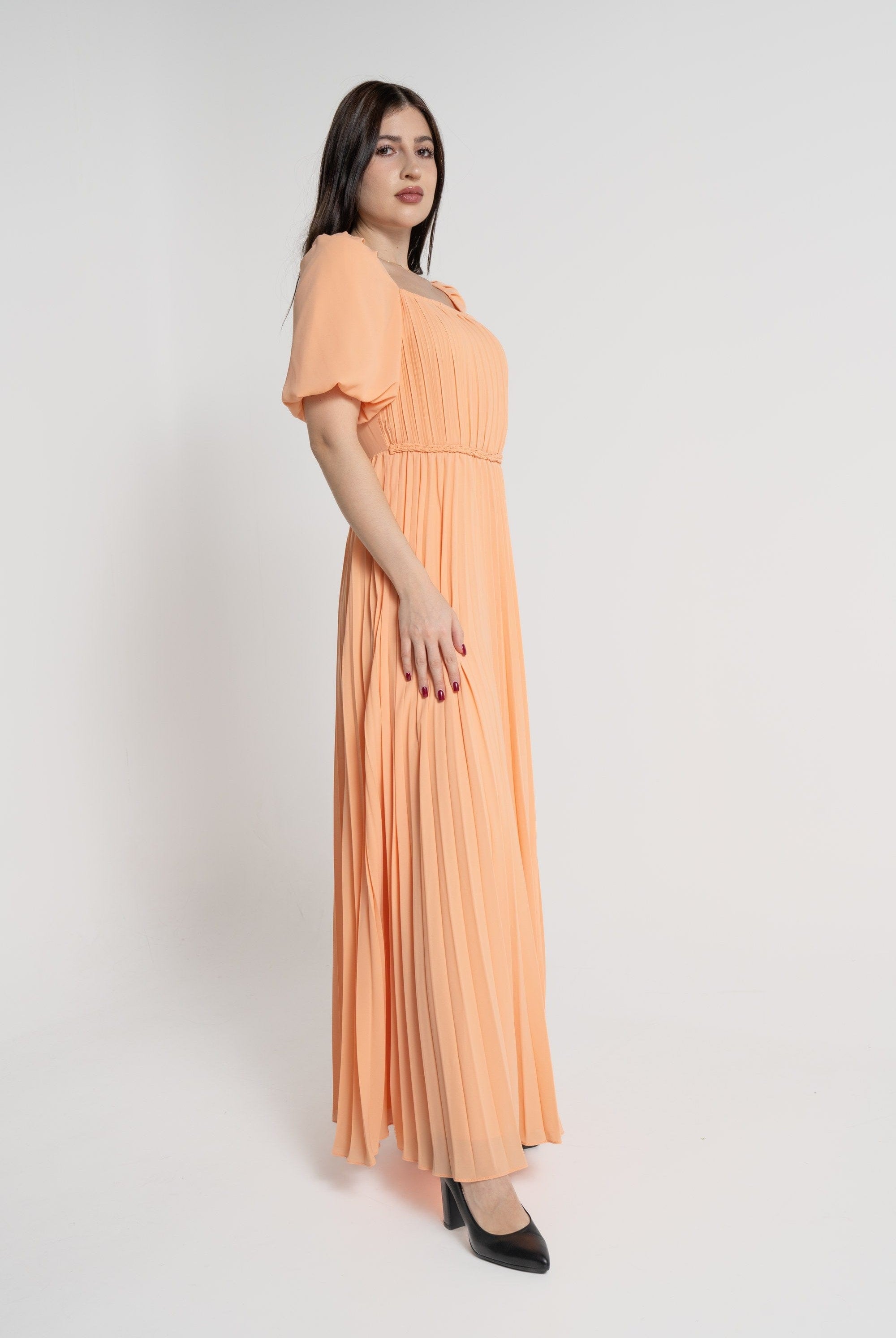 ميكا فستان ماكسي بأكمام قصيرة بليسية بفتحة صدر مربعة