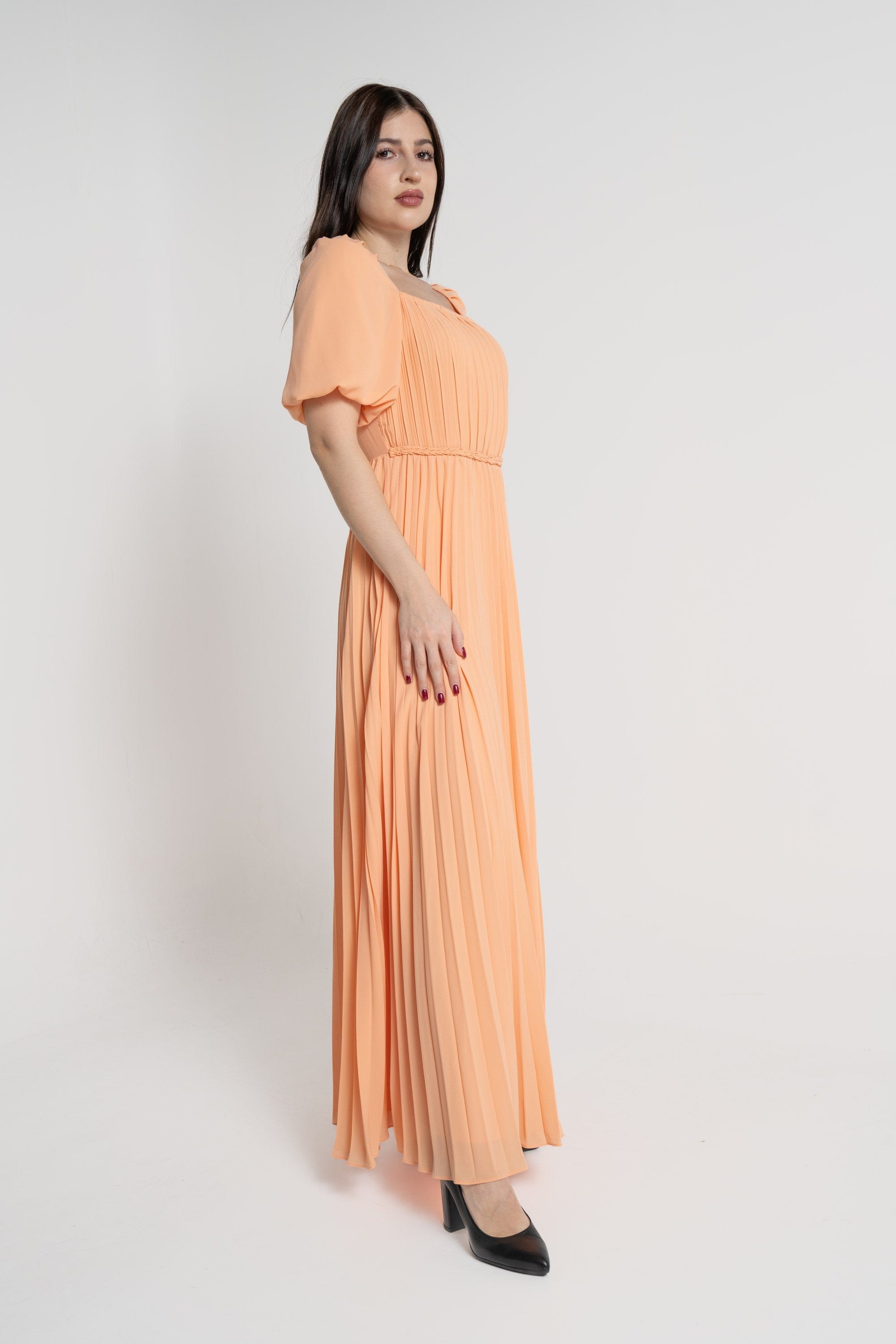 ميكا فستان ماكسي بأكمام قصيرة بليسية بفتحة صدر مربعة