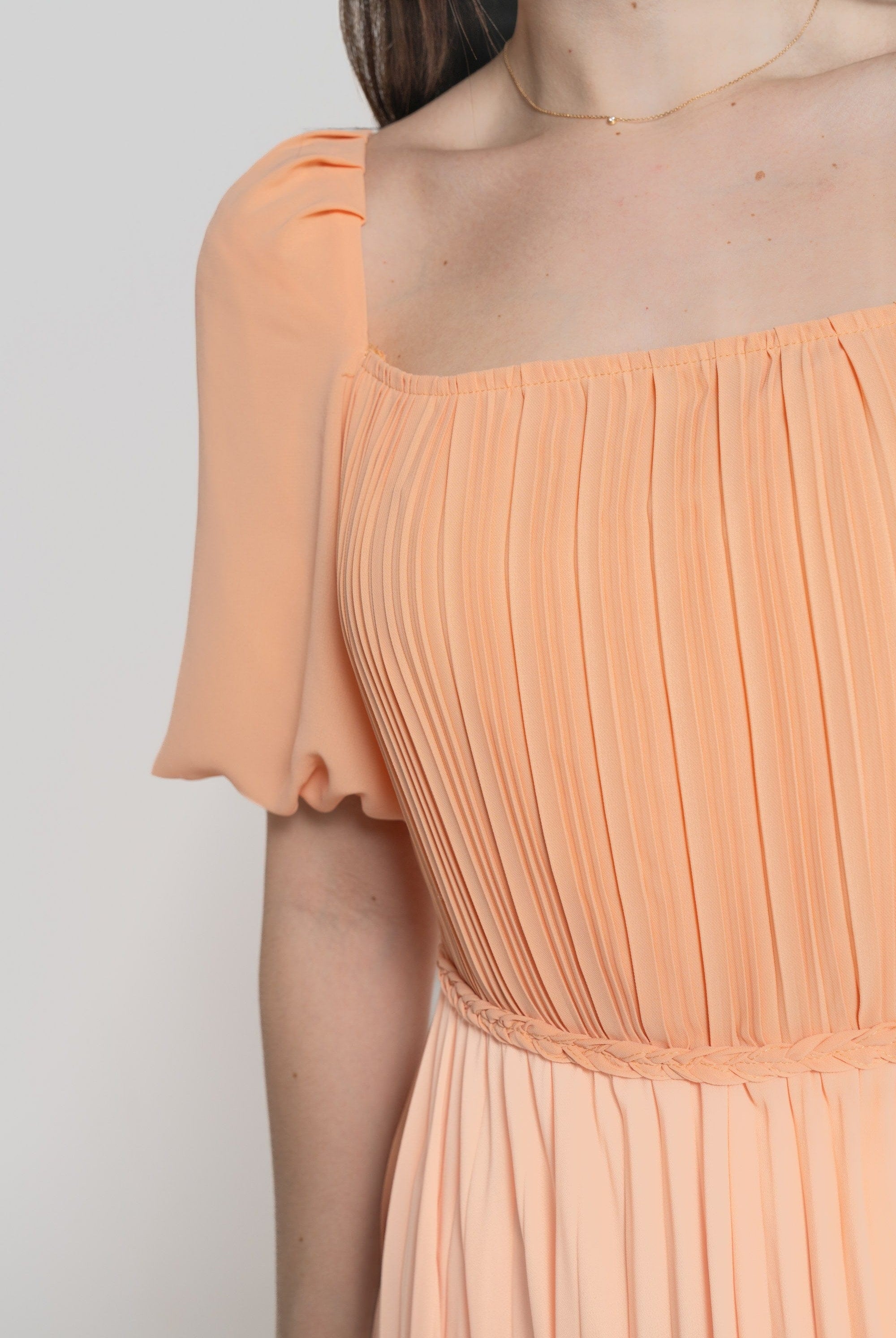 ميكا فستان ماكسي بأكمام قصيرة بليسية بفتحة صدر مربعة