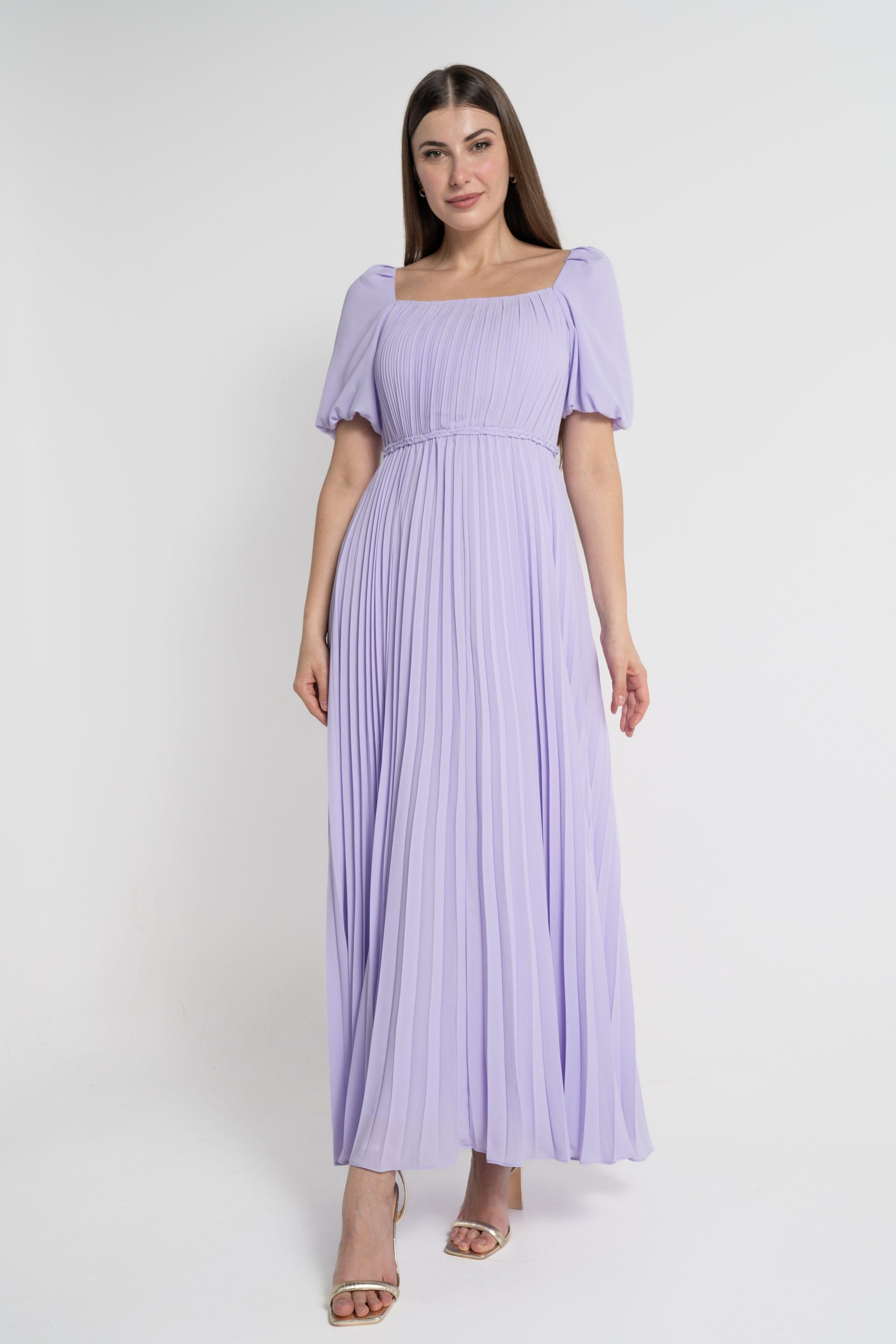 ميكا فستان ماكسي بأكمام قصيرة بليسية بفتحة صدر مربعة