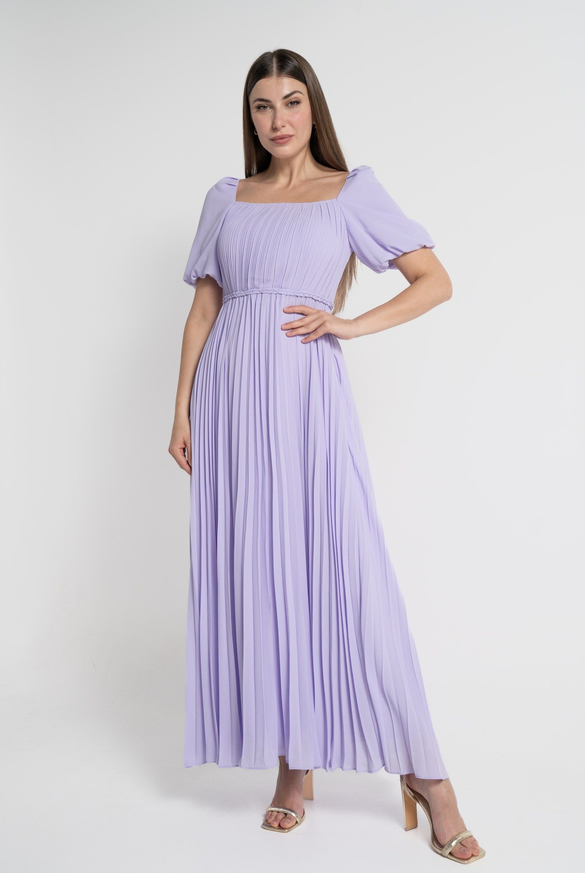 ميكا فستان ماكسي بأكمام قصيرة بليسية بفتحة صدر مربعة