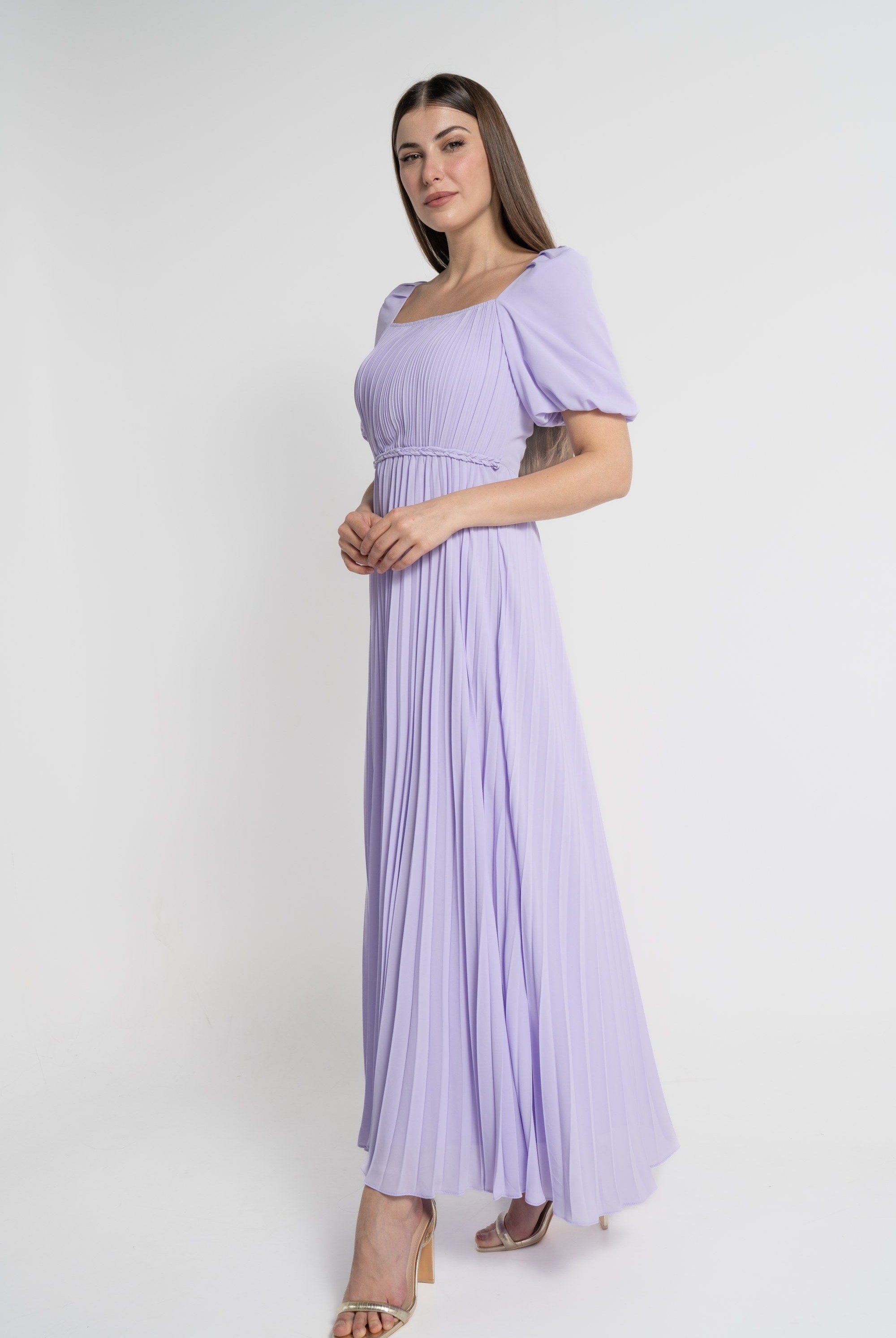 ميكا فستان ماكسي بأكمام قصيرة بليسية بفتحة صدر مربعة