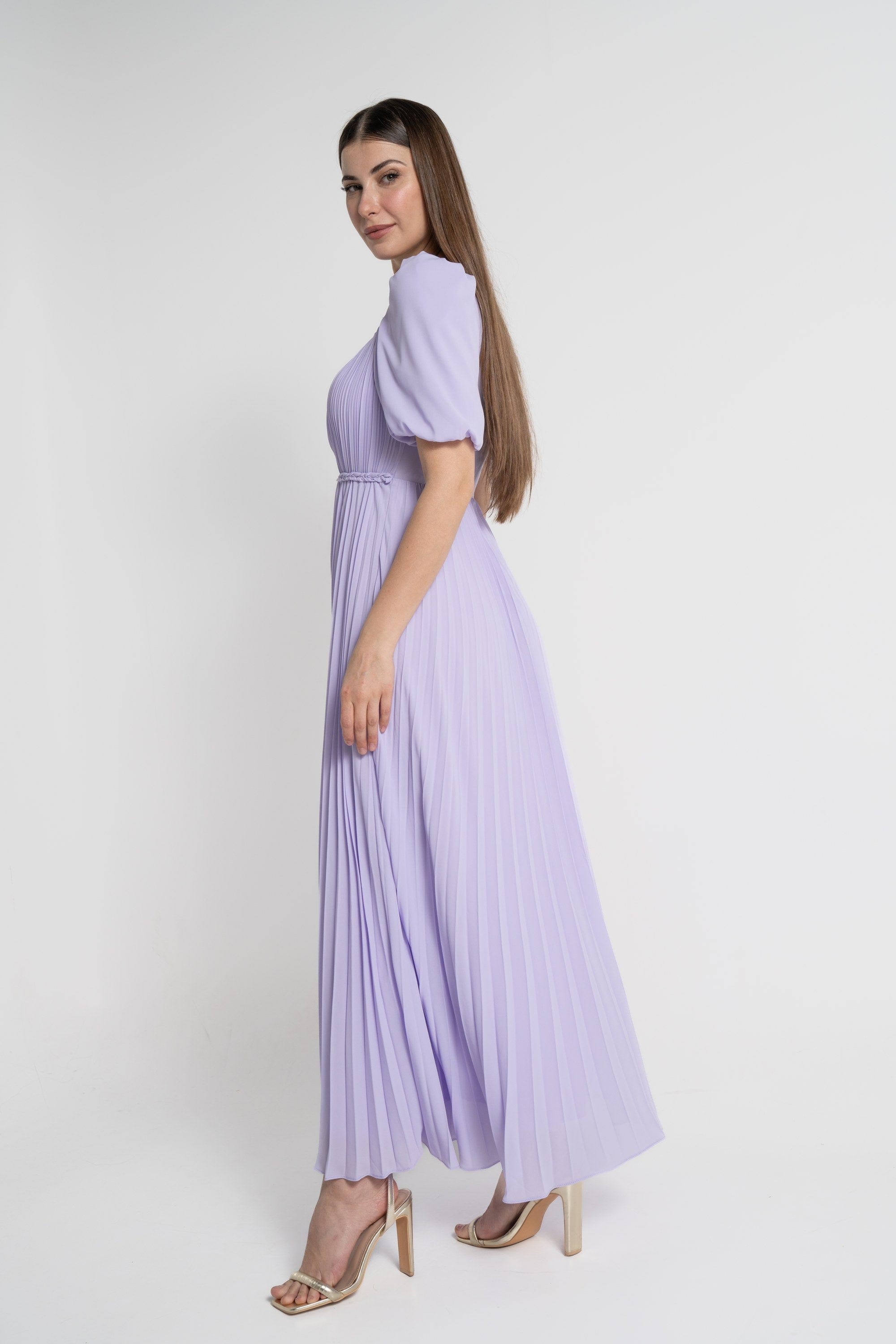 ميكا فستان ماكسي بأكمام قصيرة بليسية بفتحة صدر مربعة