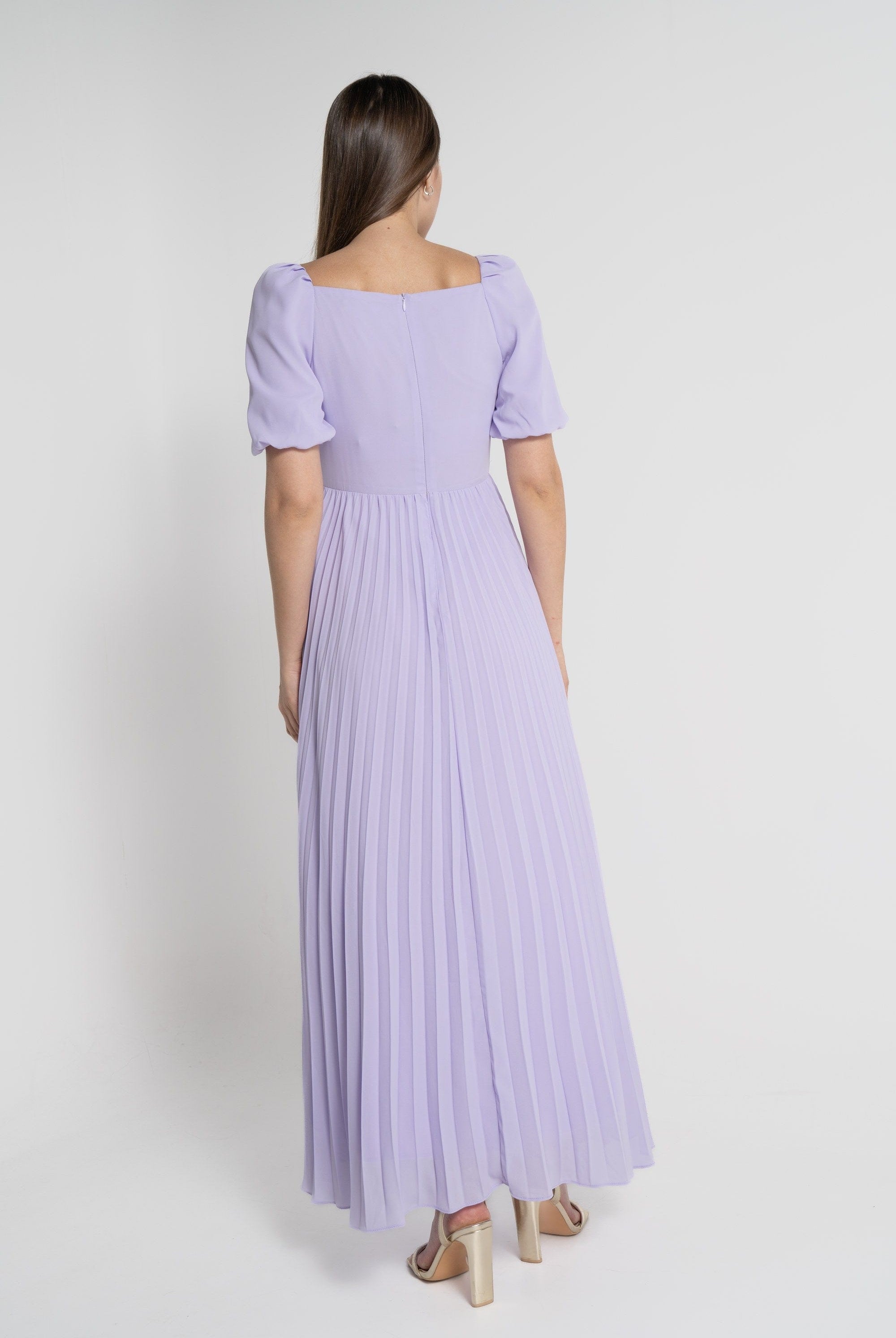 ميكا فستان ماكسي بأكمام قصيرة بليسية بفتحة صدر مربعة