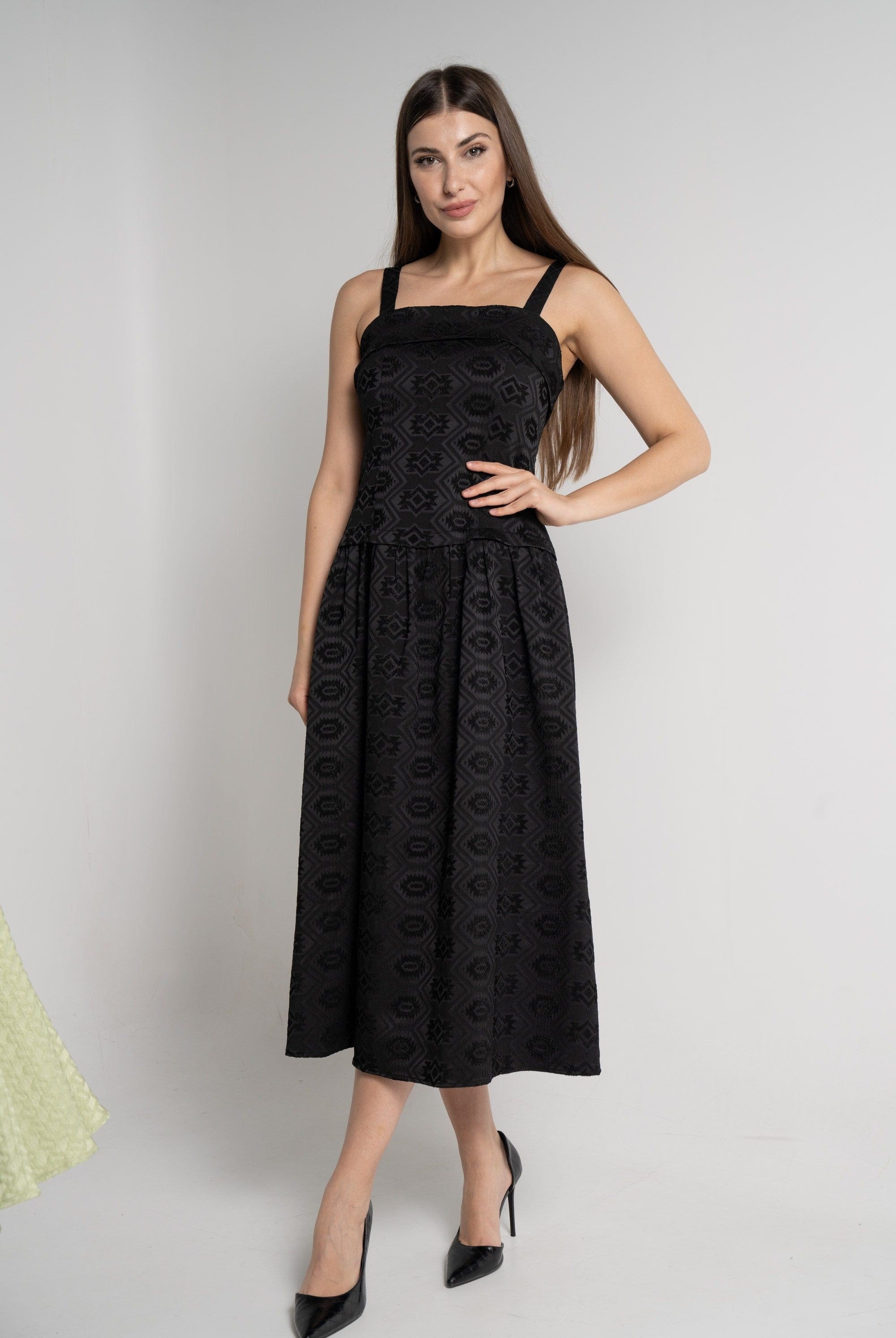 ميكا فستان ميدي بدون أكمام بحمالات عريضة