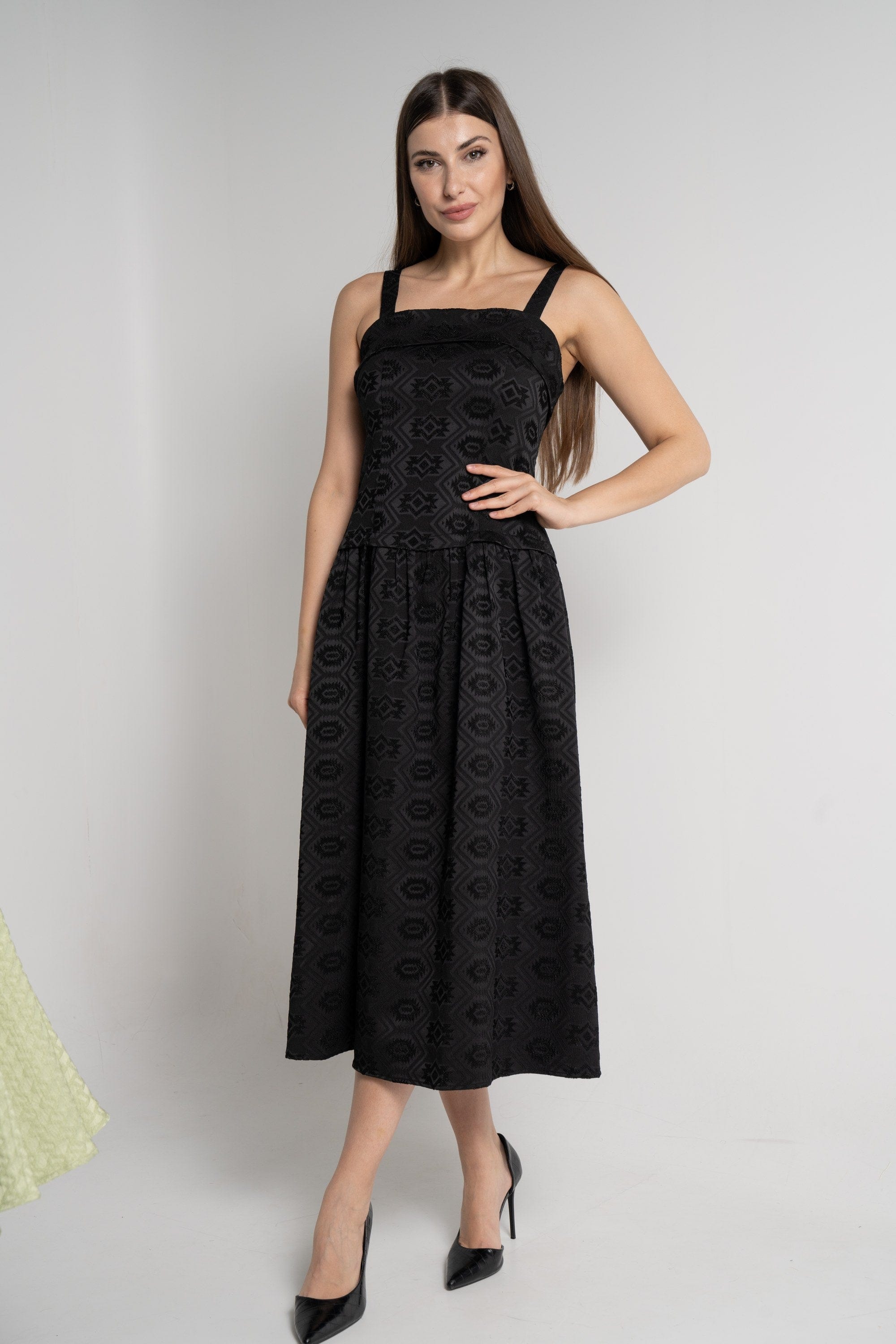 ميكا فستان ميدي بدون أكمام بحمالات عريضة