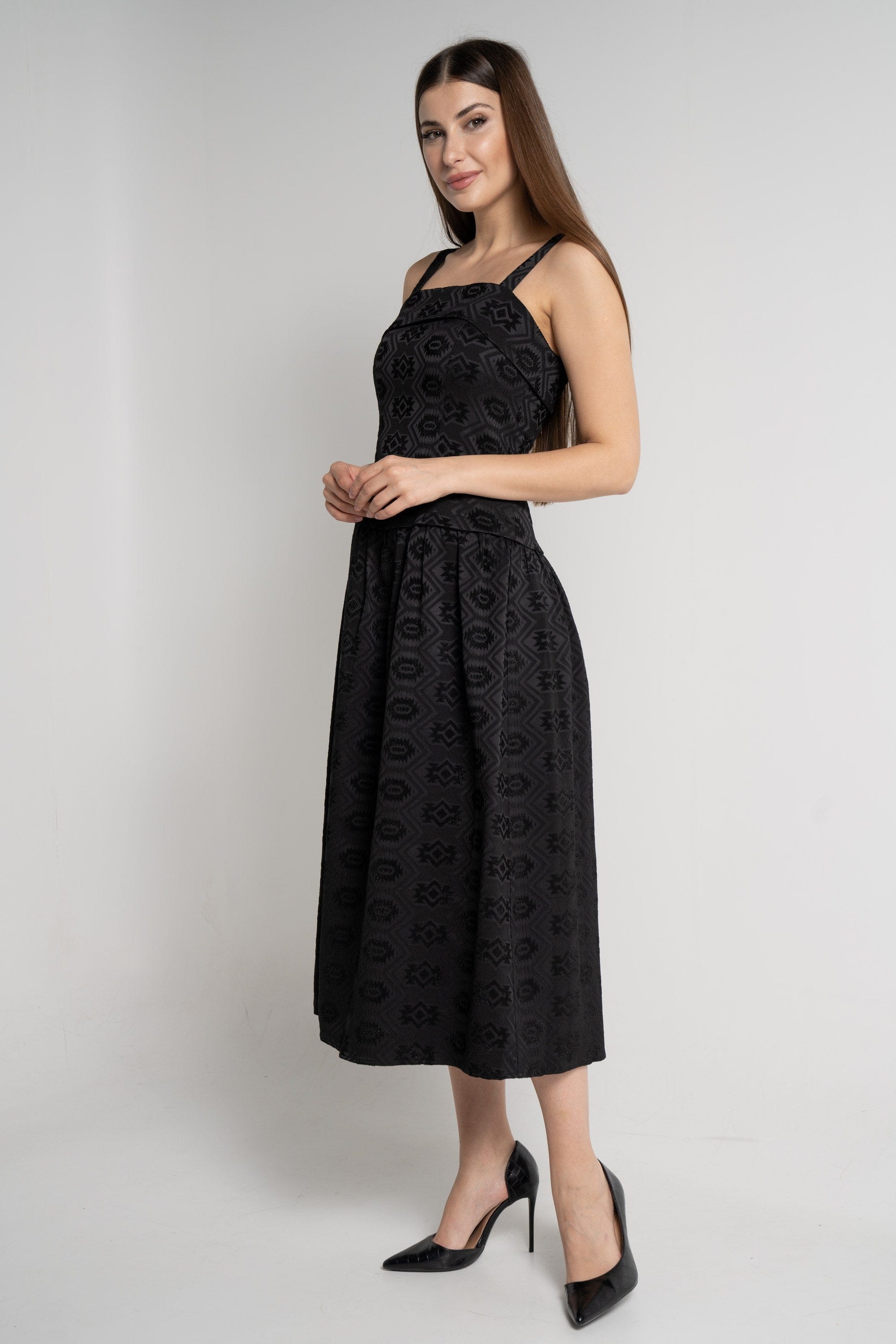 ميكا فستان ميدي بدون أكمام بحمالات عريضة