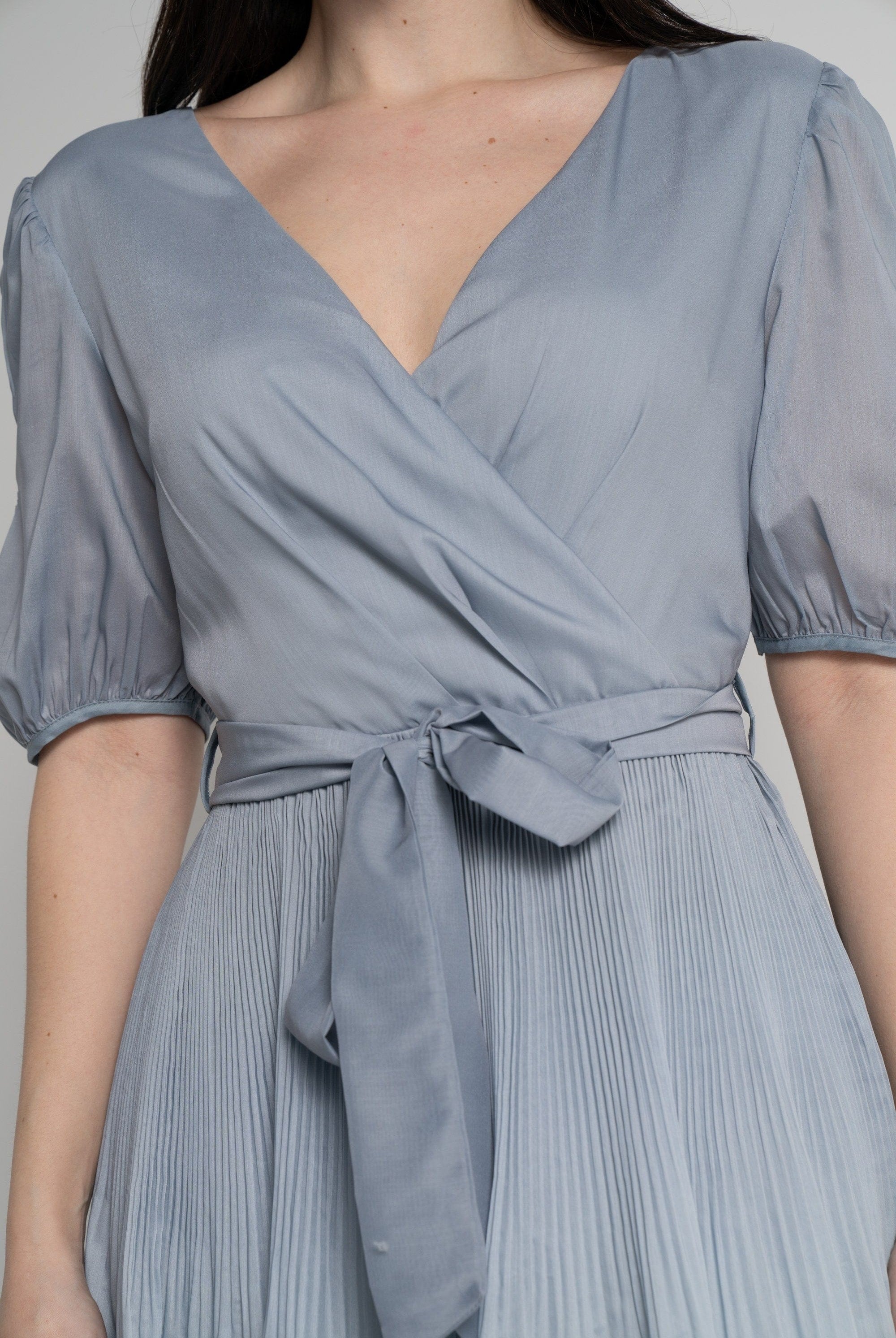 ميكا فستان ميدي بأكمام قصيرة لف بليسية