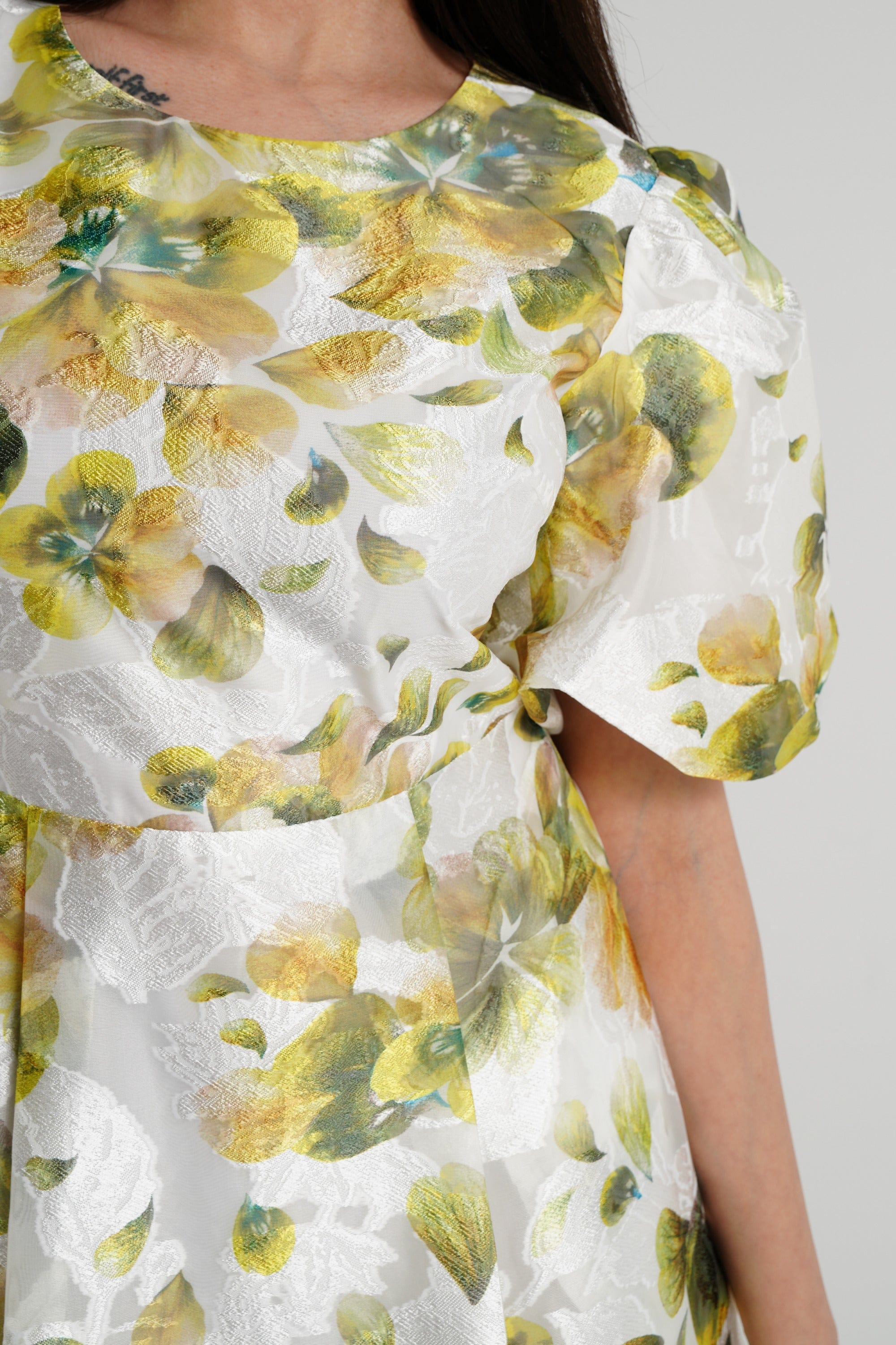 ميكا فستان ميدي بأكمام قصيرة منفوش مشجر