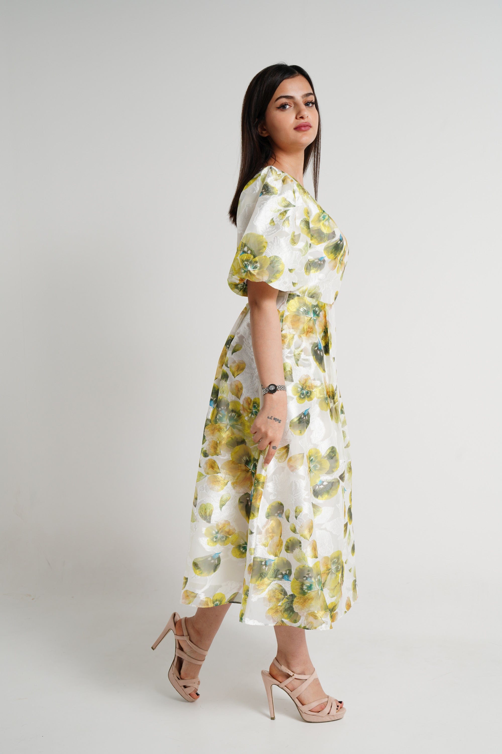 ميكا فستان ميدي بأكمام قصيرة منفوش مشجر