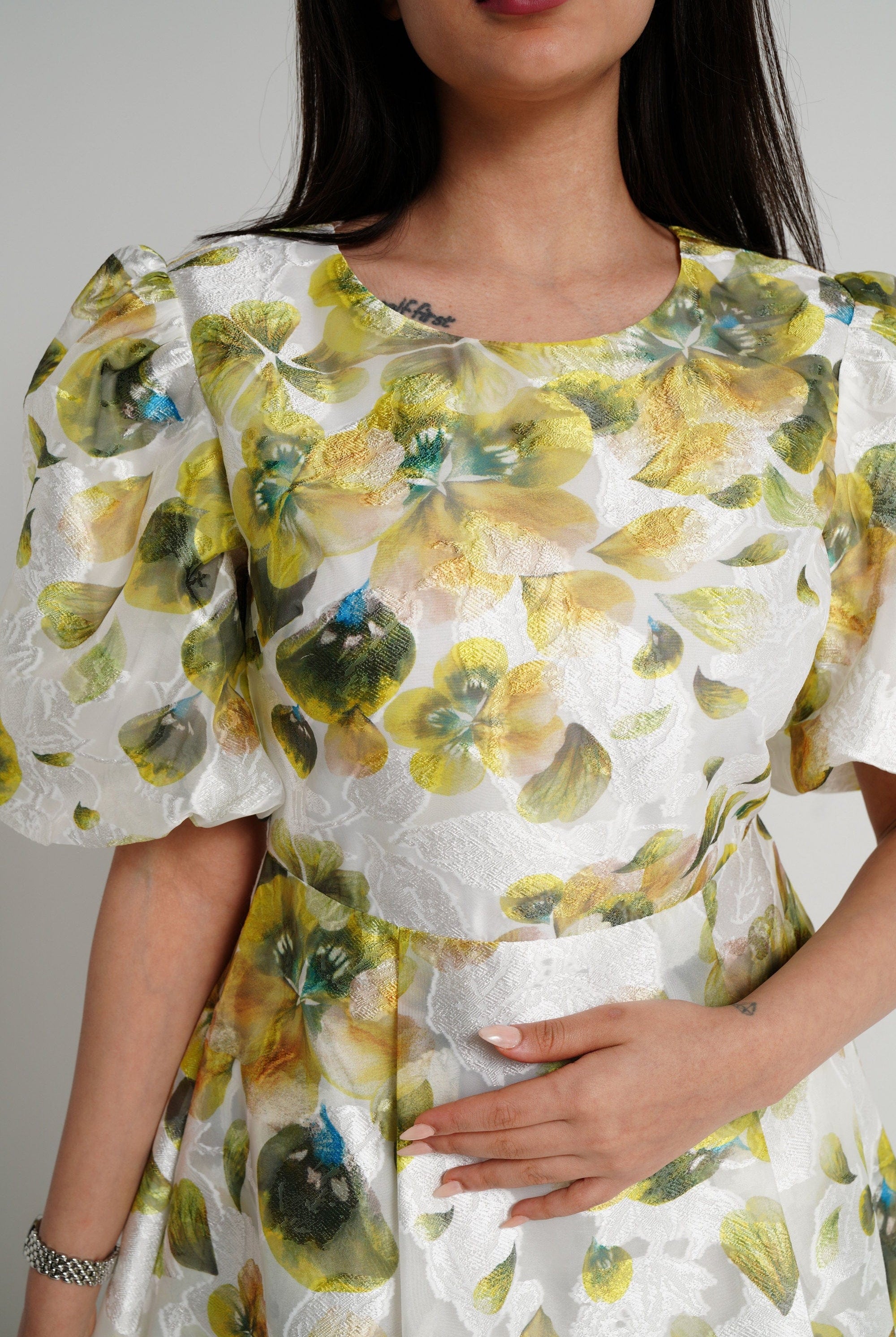 ميكا فستان ميدي بأكمام قصيرة منفوش مشجر