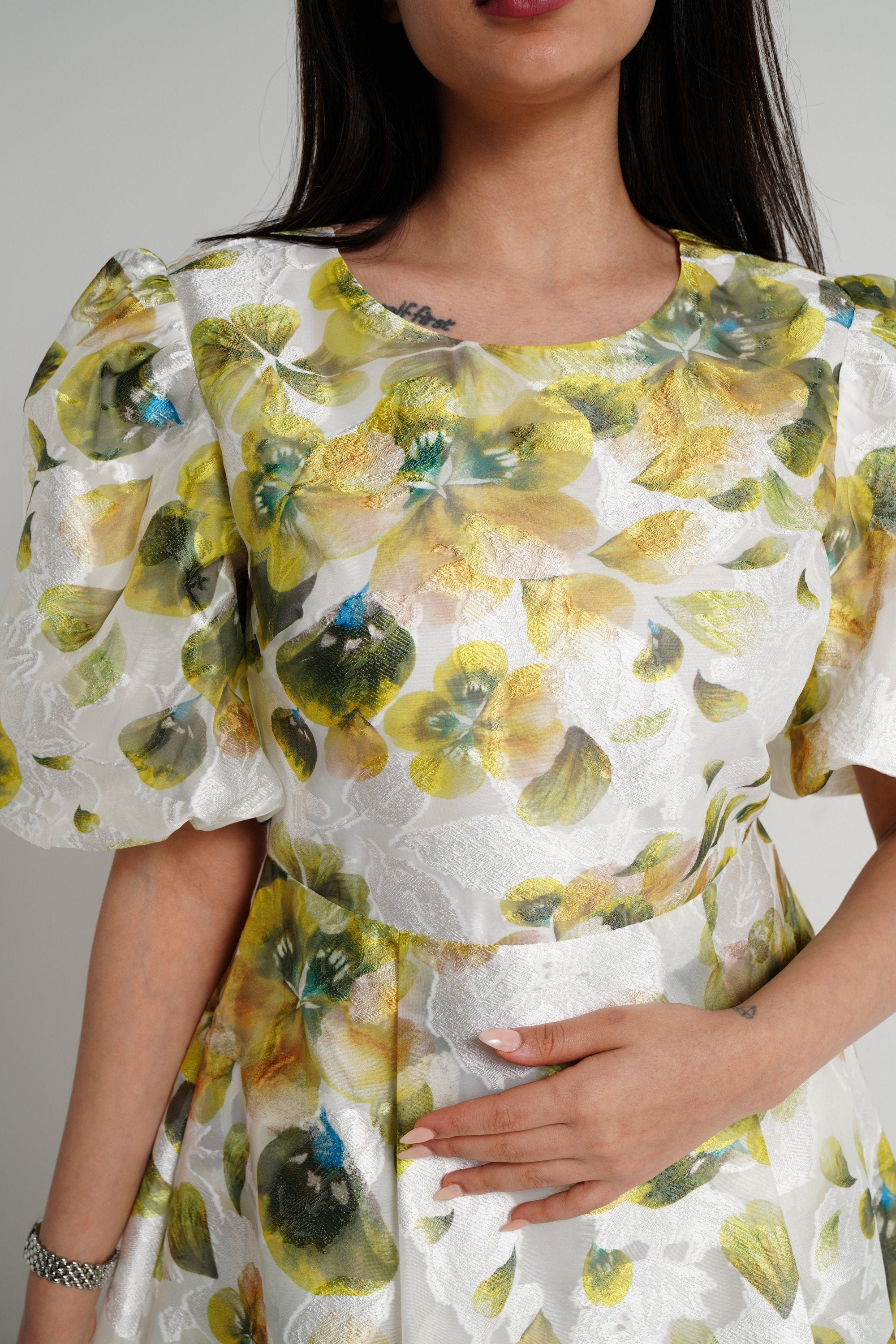 ميكا فستان ميدي بأكمام قصيرة منفوش مشجر