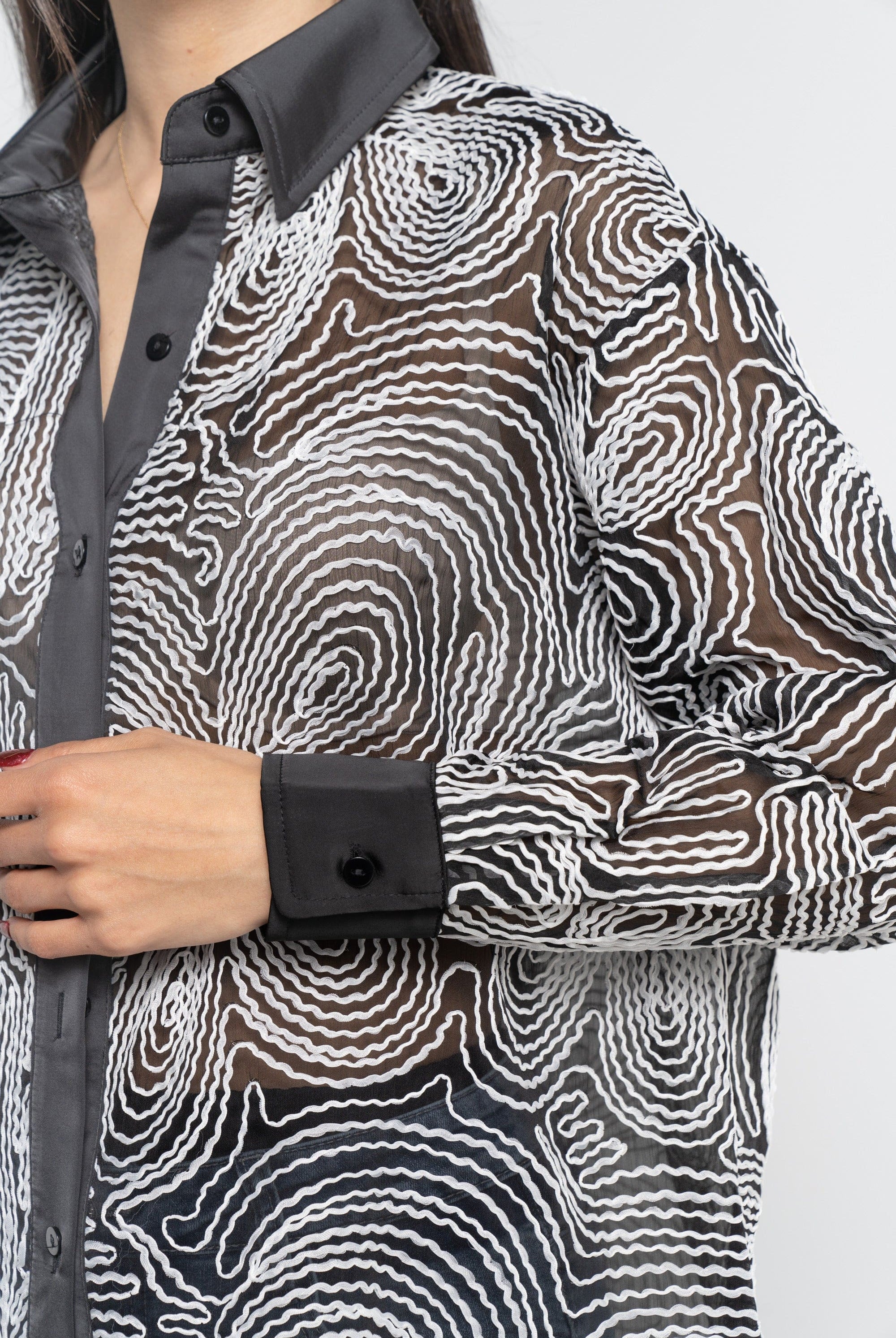 قميص مورد كم طويل بأزرار أمامية نسائي