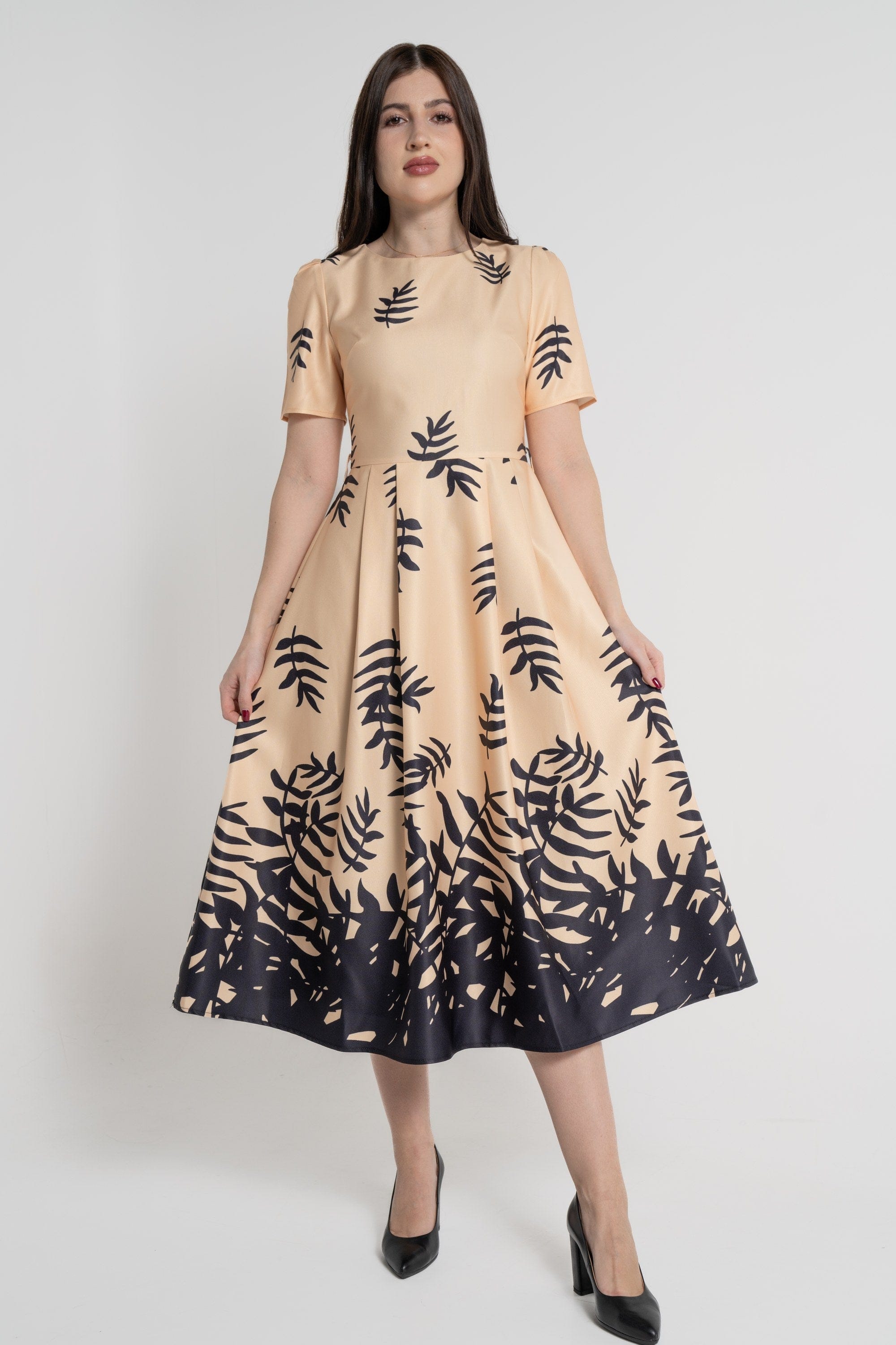 ميكا فستان ميدي بأكمام قصيرة مشجر برقبة دائرية