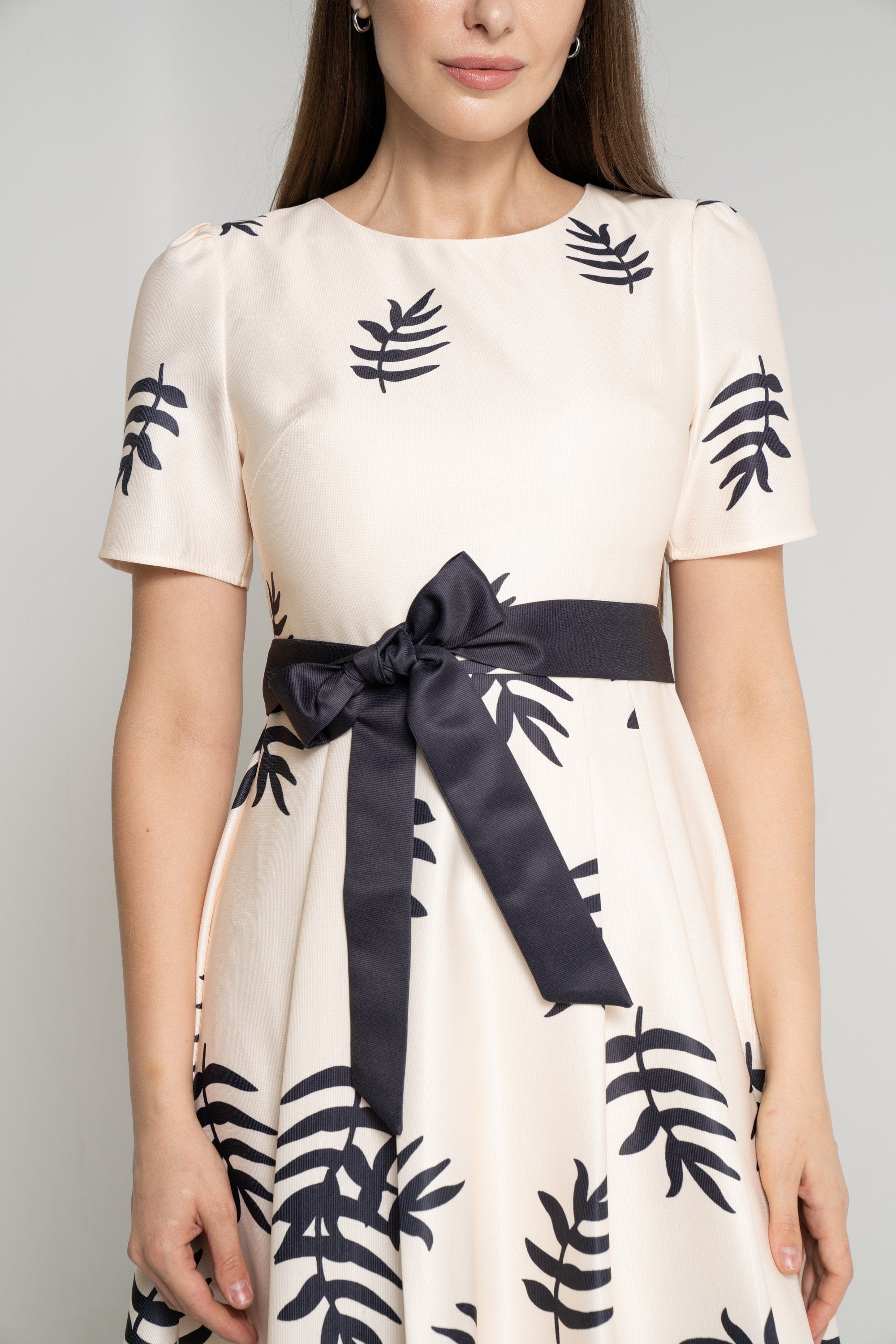 ميكا فستان ميدي بأكمام قصيرة مشجر برقبة دائرية