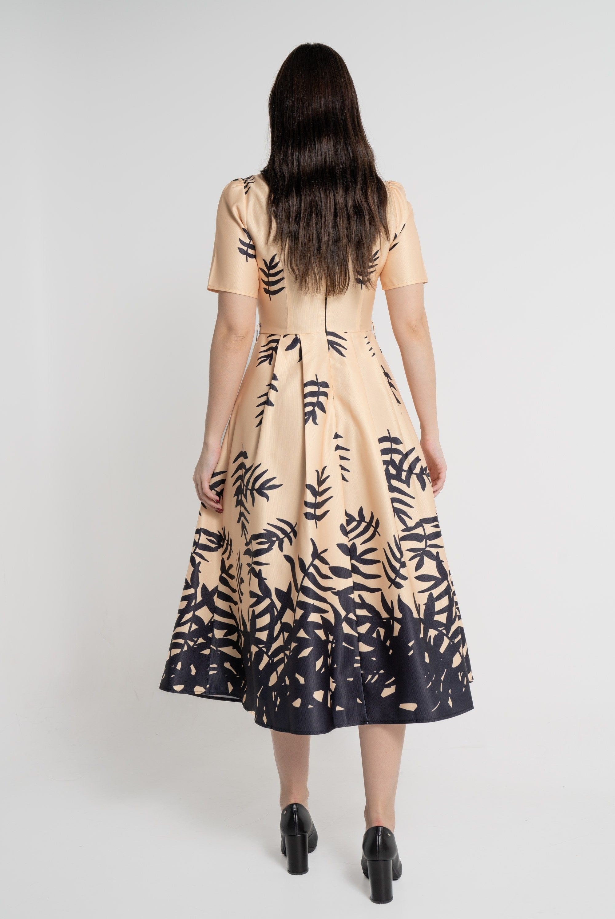 ู
ููุง ูุณุชุงู ู
ูุฏู ุจุฃูู
ุงู
ูุตูุฑุฉ ู
ุดุฌุฑ ุจุฑูุจุฉ ุฏุงุฆุฑูุฉ