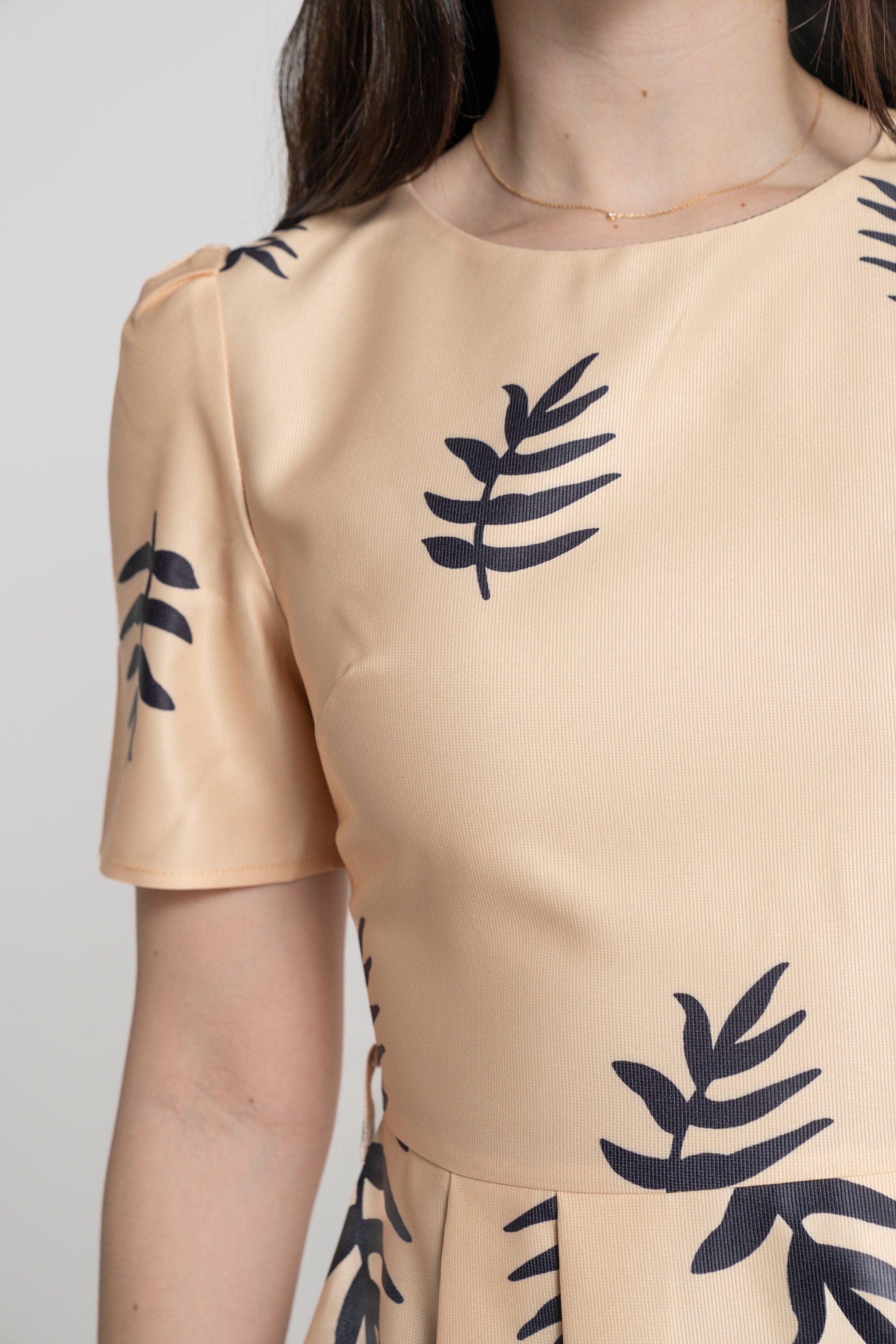 ميكا فستان ميدي بأكمام قصيرة مشجر برقبة دائرية